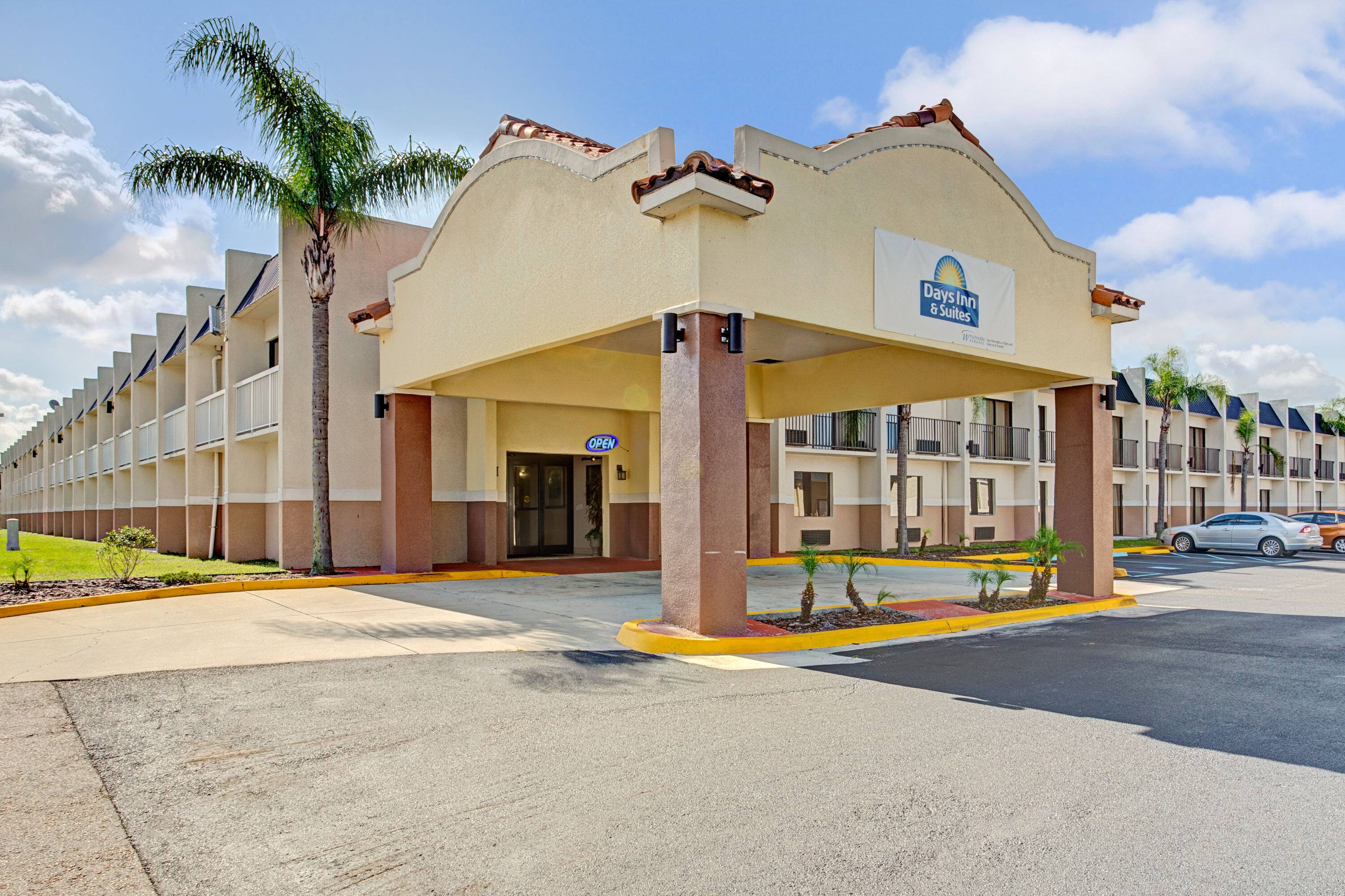 Days Inn amp Suites by Wyndham Tampa - 47976 Exterior View 2
