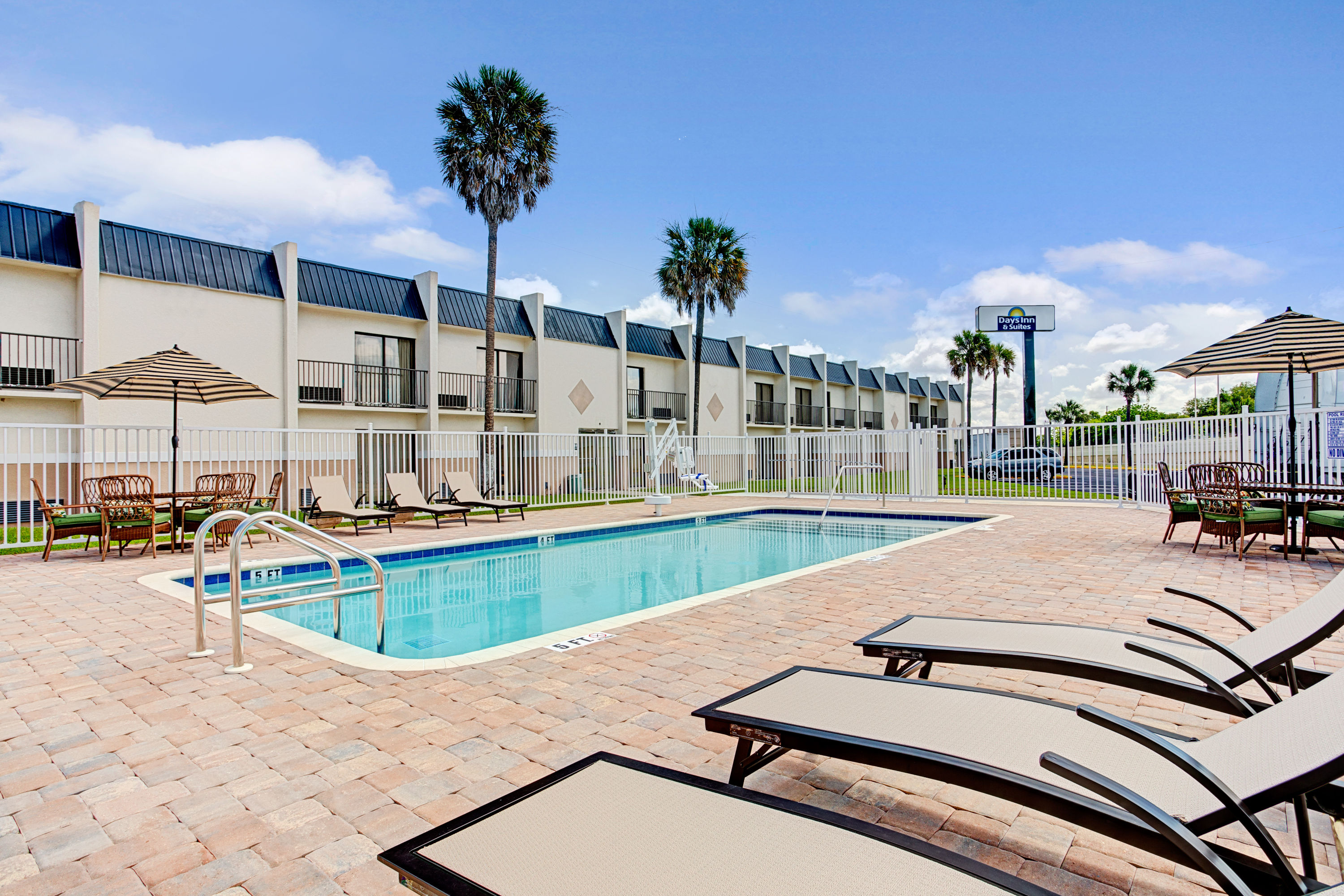 Days Inn Amp Suites By Wyndham Tampa Near Ybor City Tampa