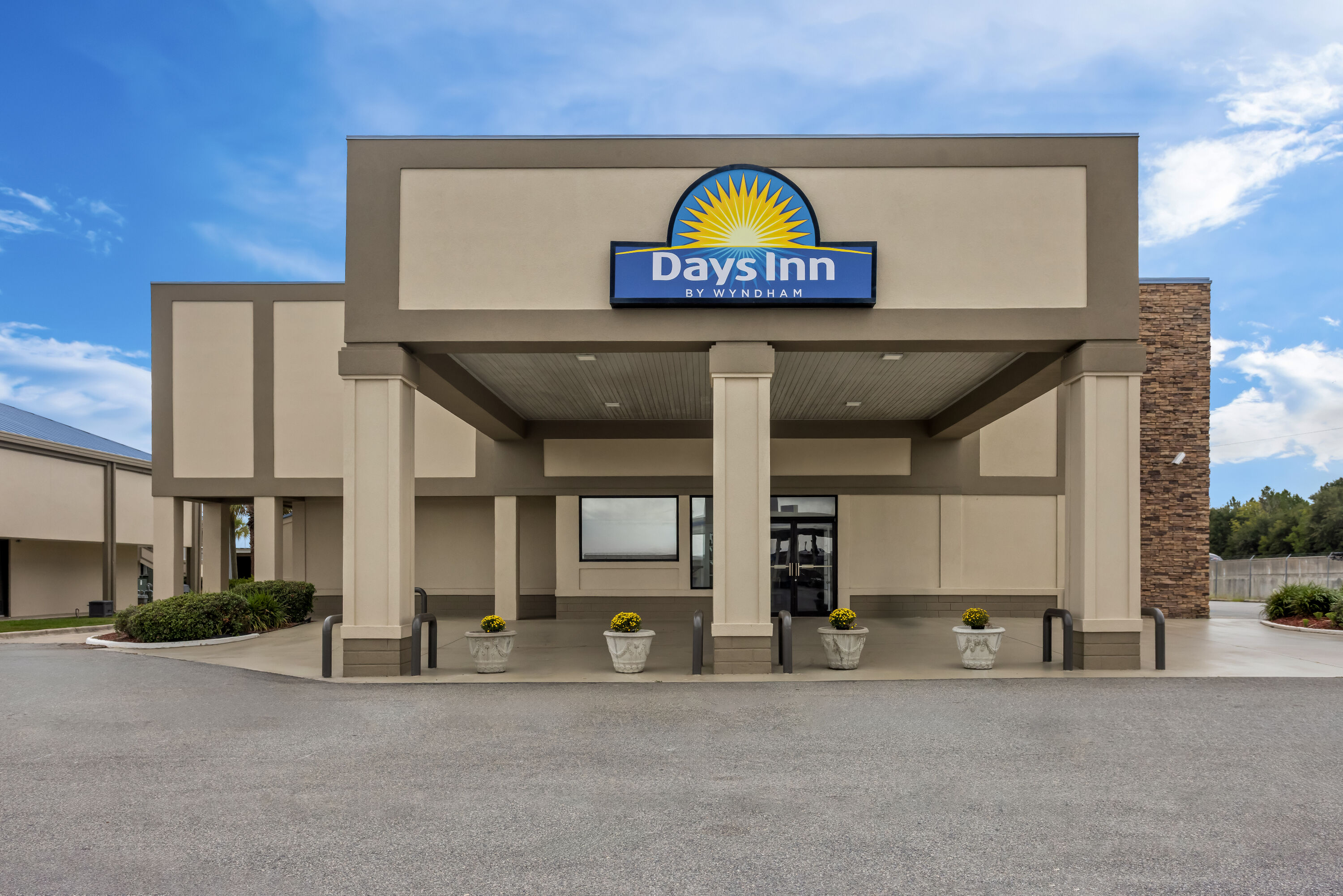 Exterior Day Image of Days Inn by Wyndham Adel I-75 hotel in Adel, Georgia