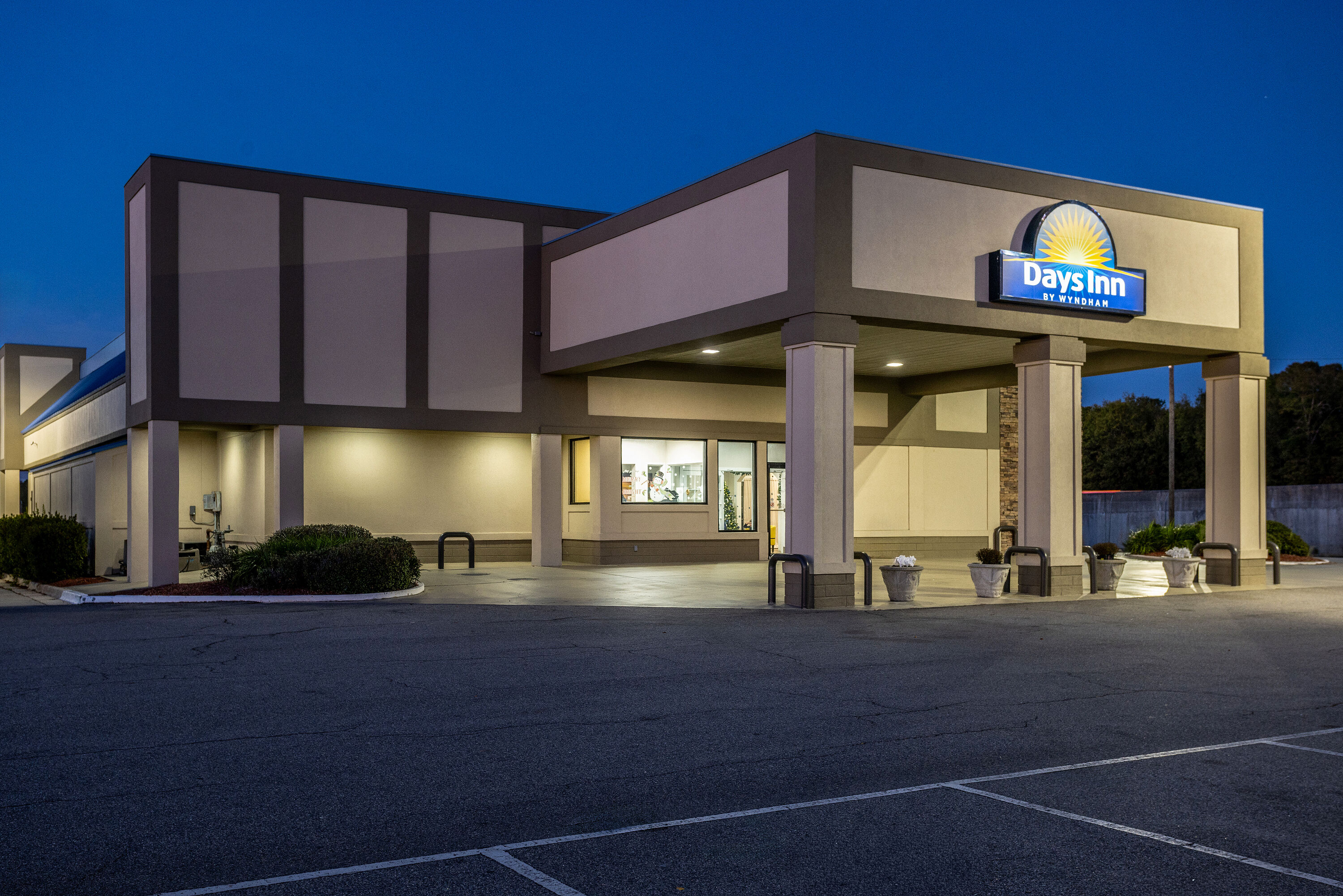Exterior Night Image of Days Inn by Wyndham Adel I-75 hotel in Adel, Georgia