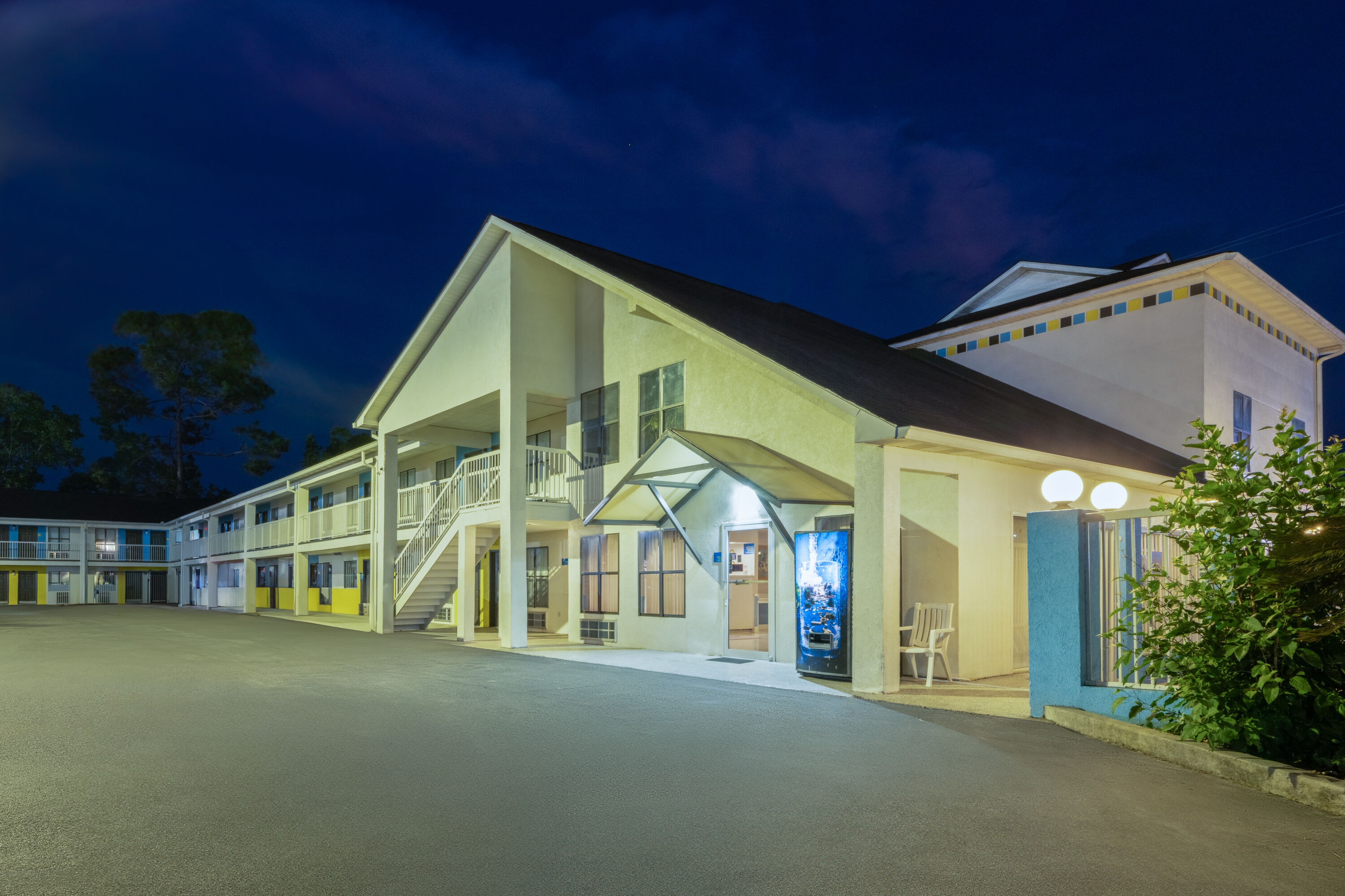 Exterior Dusk Image of Days Inn by Wyndham Alma hotel in Alma, Georgia