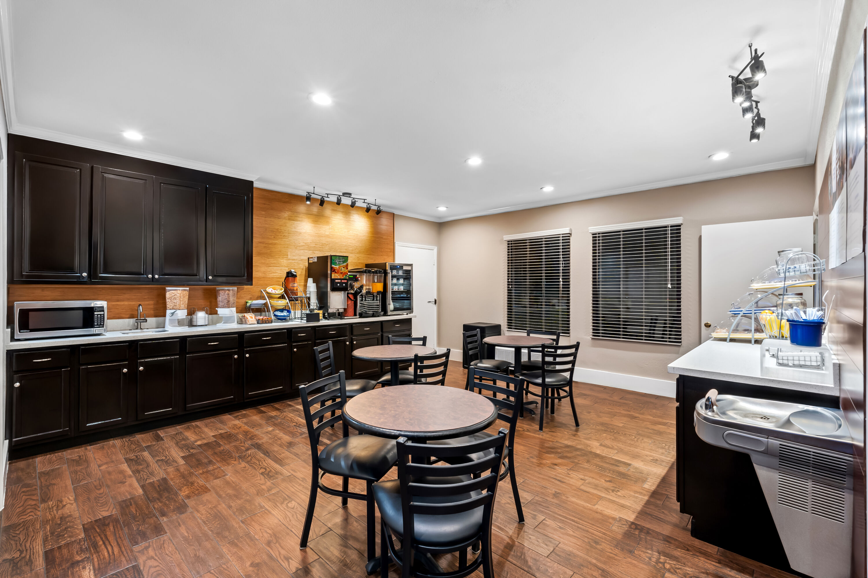 Days Inn by Wyndham Bainbridge restaurant breakfast area with seating in Bainbridge, Georgia