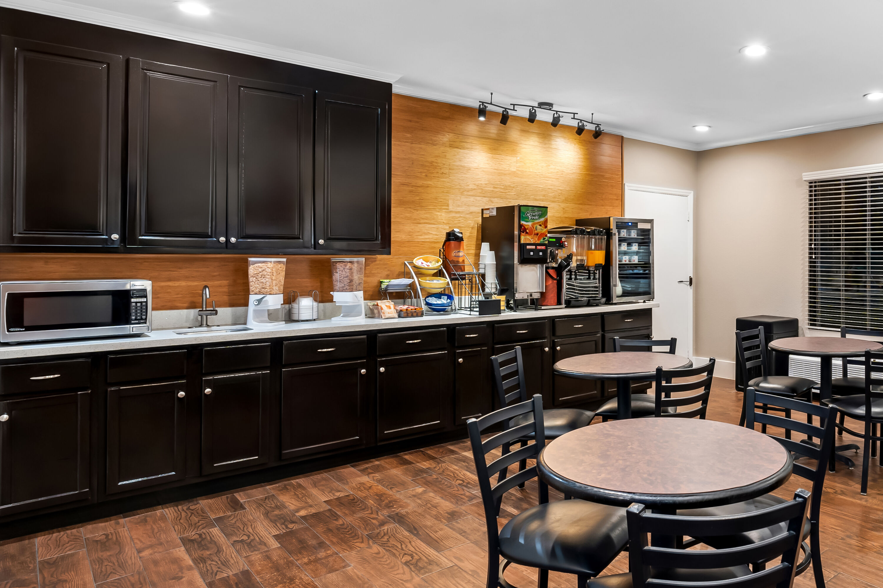 Days Inn by Wyndham Bainbridge restaurant breakfast area with seating in Bainbridge, Georgia