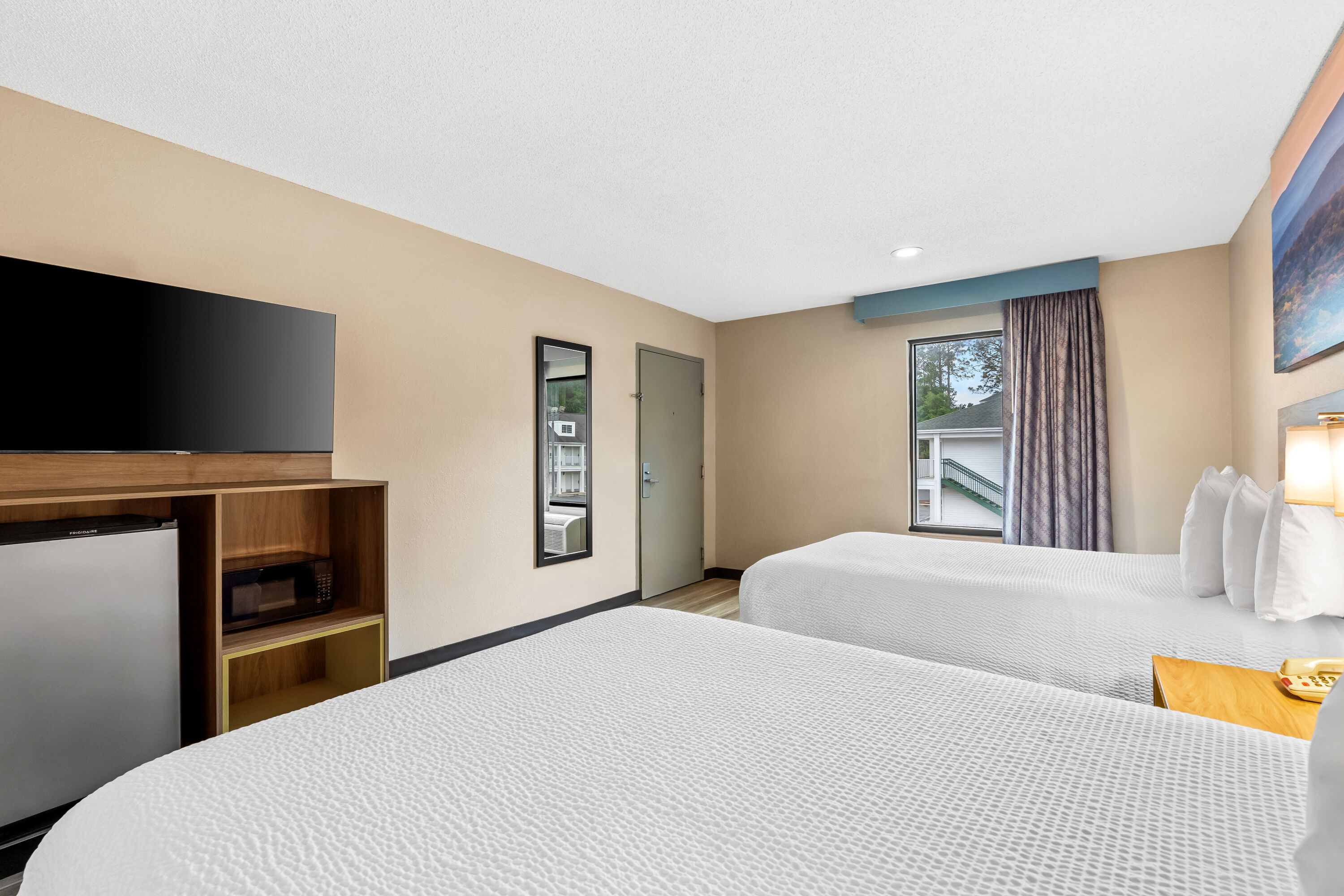 Double bed guest room at the Days Inn by Wyndham Bainbridge in Bainbridge, Georgia