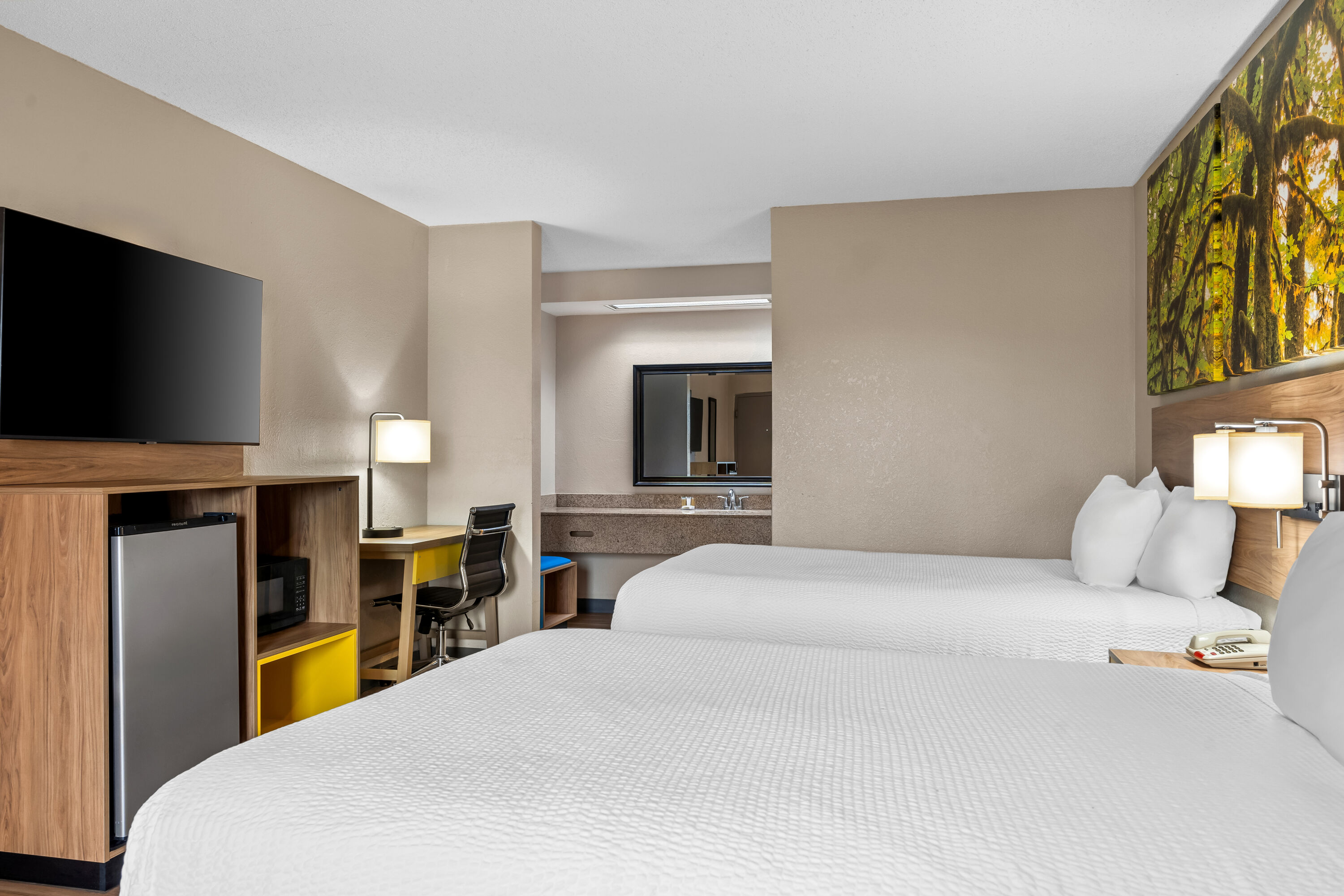 Double bed guest room at the Days Inn by Wyndham Bainbridge in Bainbridge, Georgia