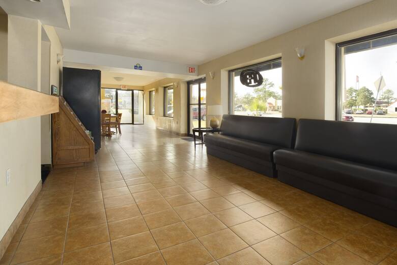 Days Inn Brunswick/St. Simons Area hotel lobby in Brunswick, Georgia