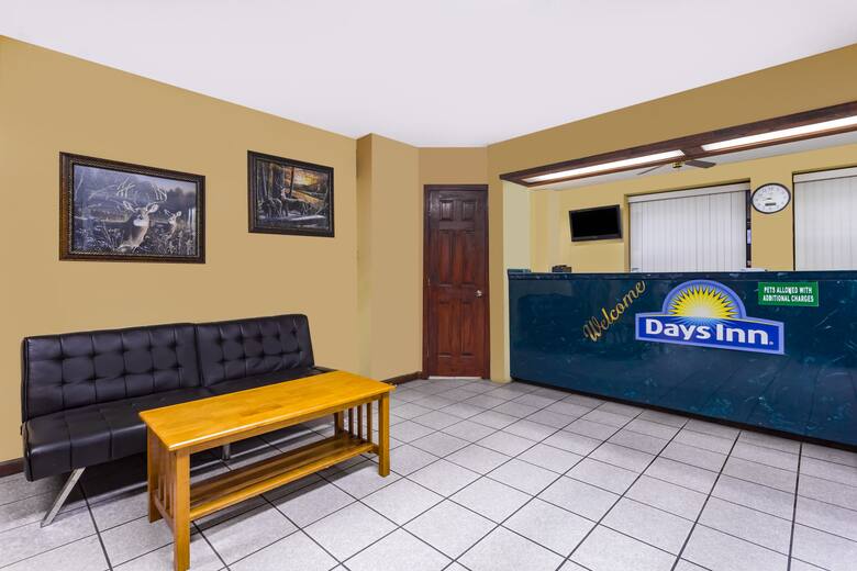 Days Inn By Wyndham Byron Hotels Ga 31008 Days Inn By Wyndham Byron Hotel Lobby In Georgia