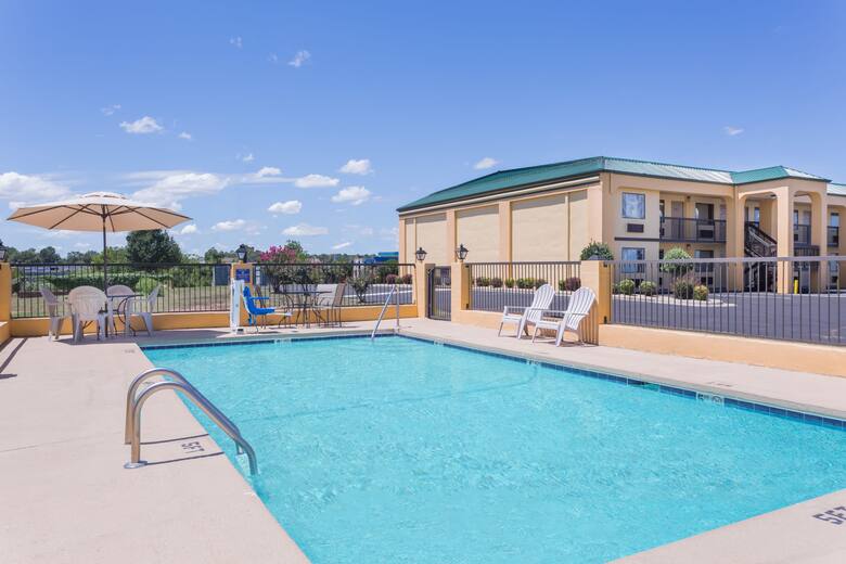 Days Inn Byron Hotels Ga 31008 Pool At The Days Inn Byron In Georgia