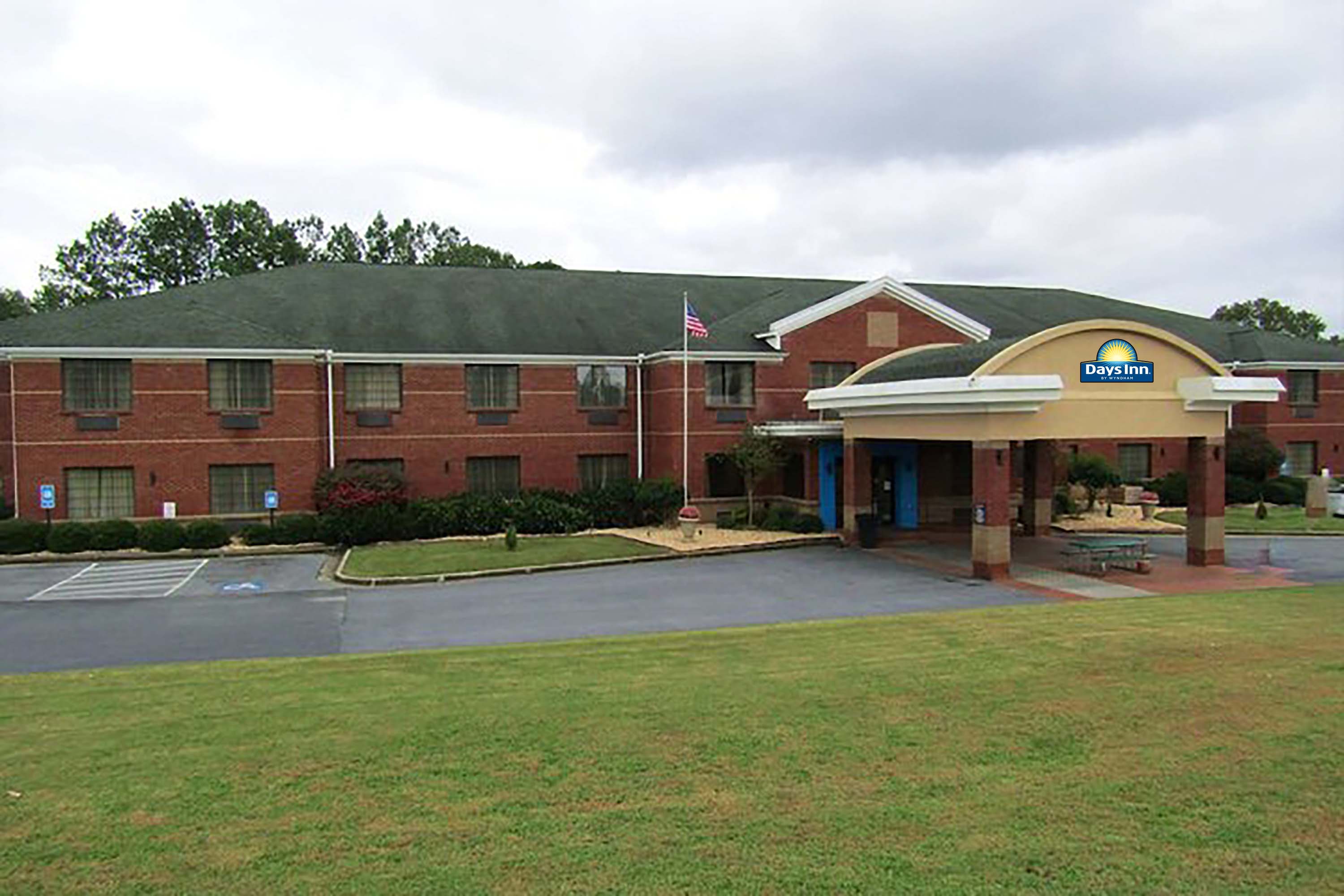 Exterior of Days Inn by Wyndham Cedartown hotel in Cedartown, Georgia