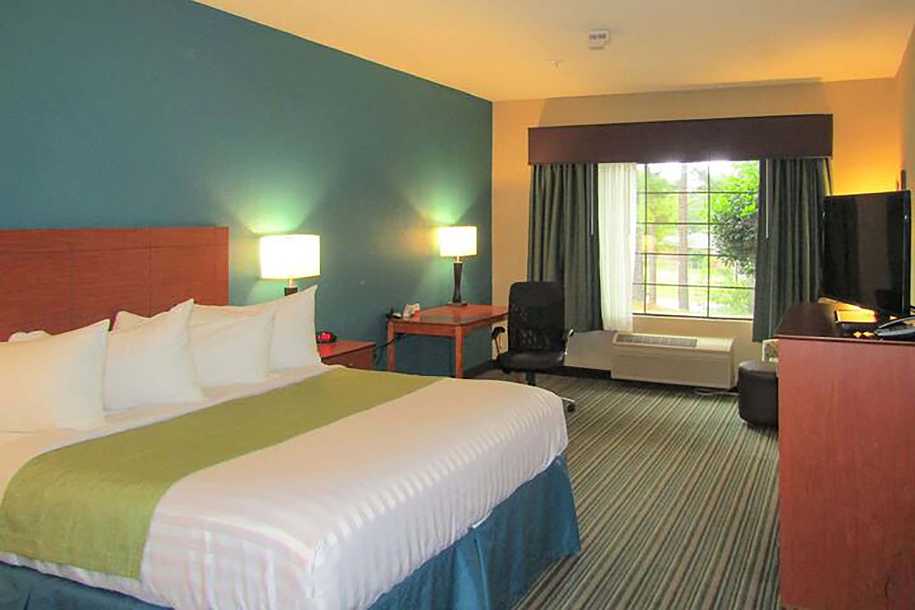 Guest room at the Days Inn by Wyndham Cedartown in Cedartown, Georgia