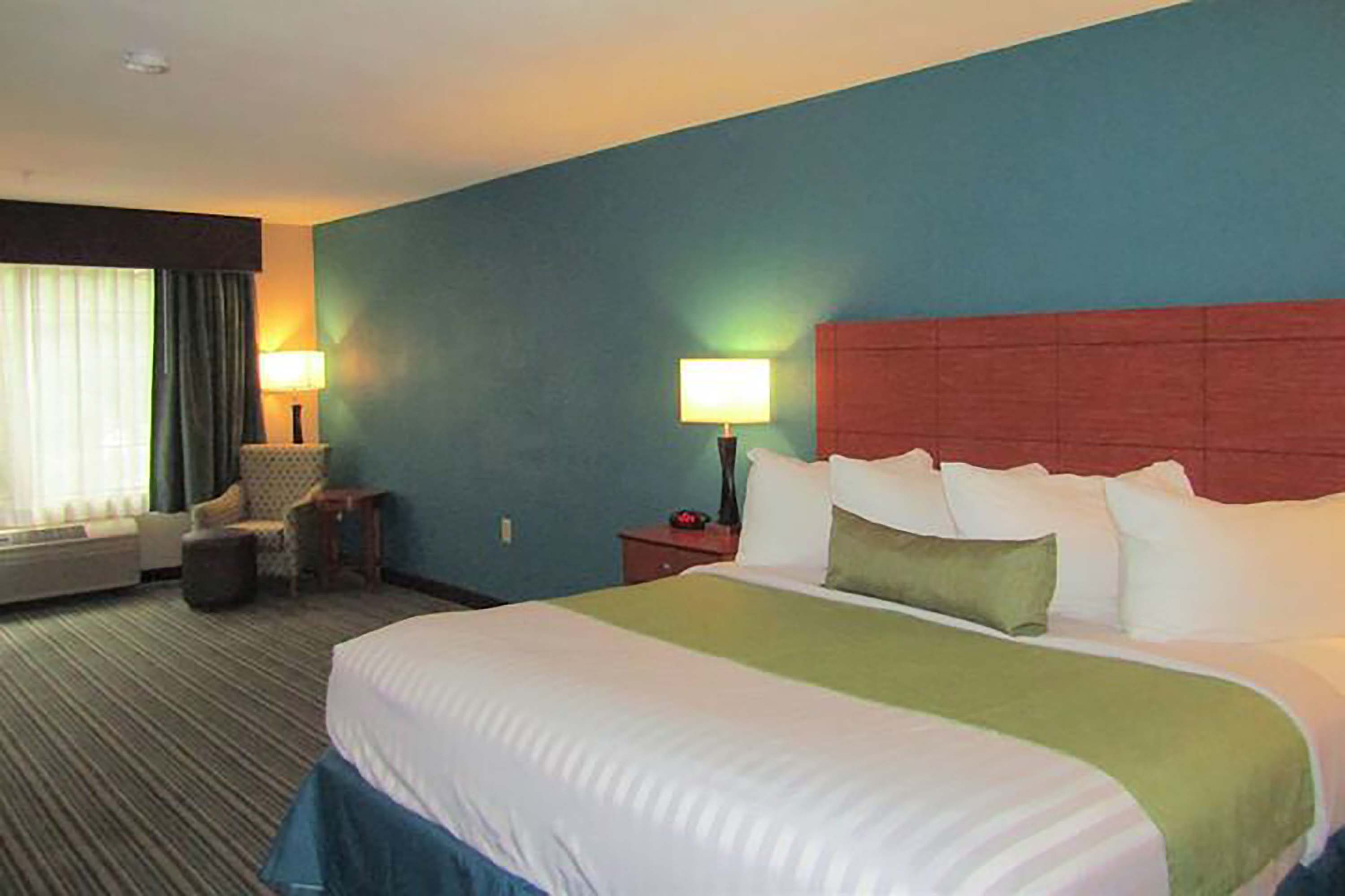 Guest room at the Days Inn by Wyndham Cedartown in Cedartown, Georgia