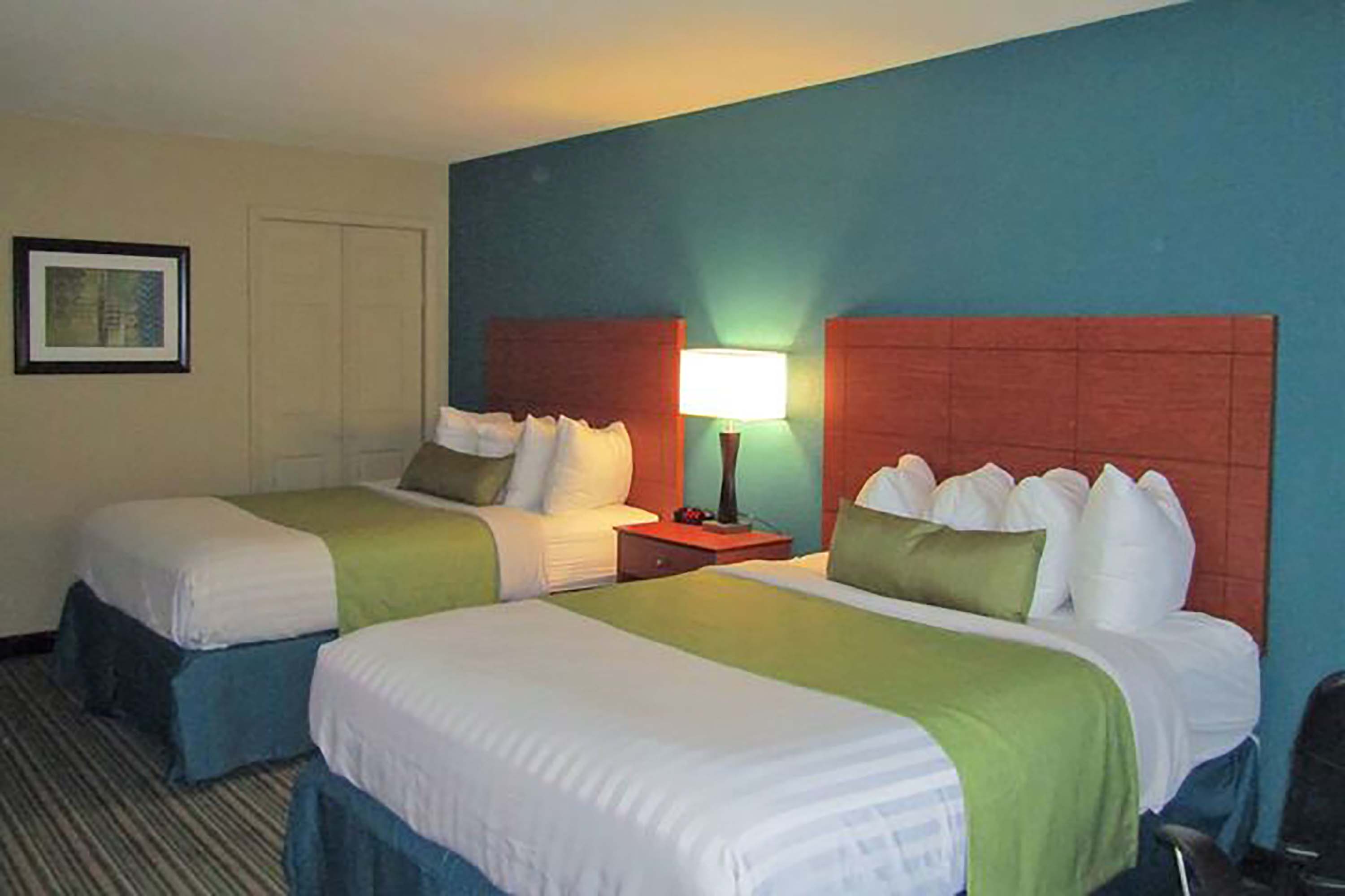 Guest room at the Days Inn by Wyndham Cedartown in Cedartown, Georgia