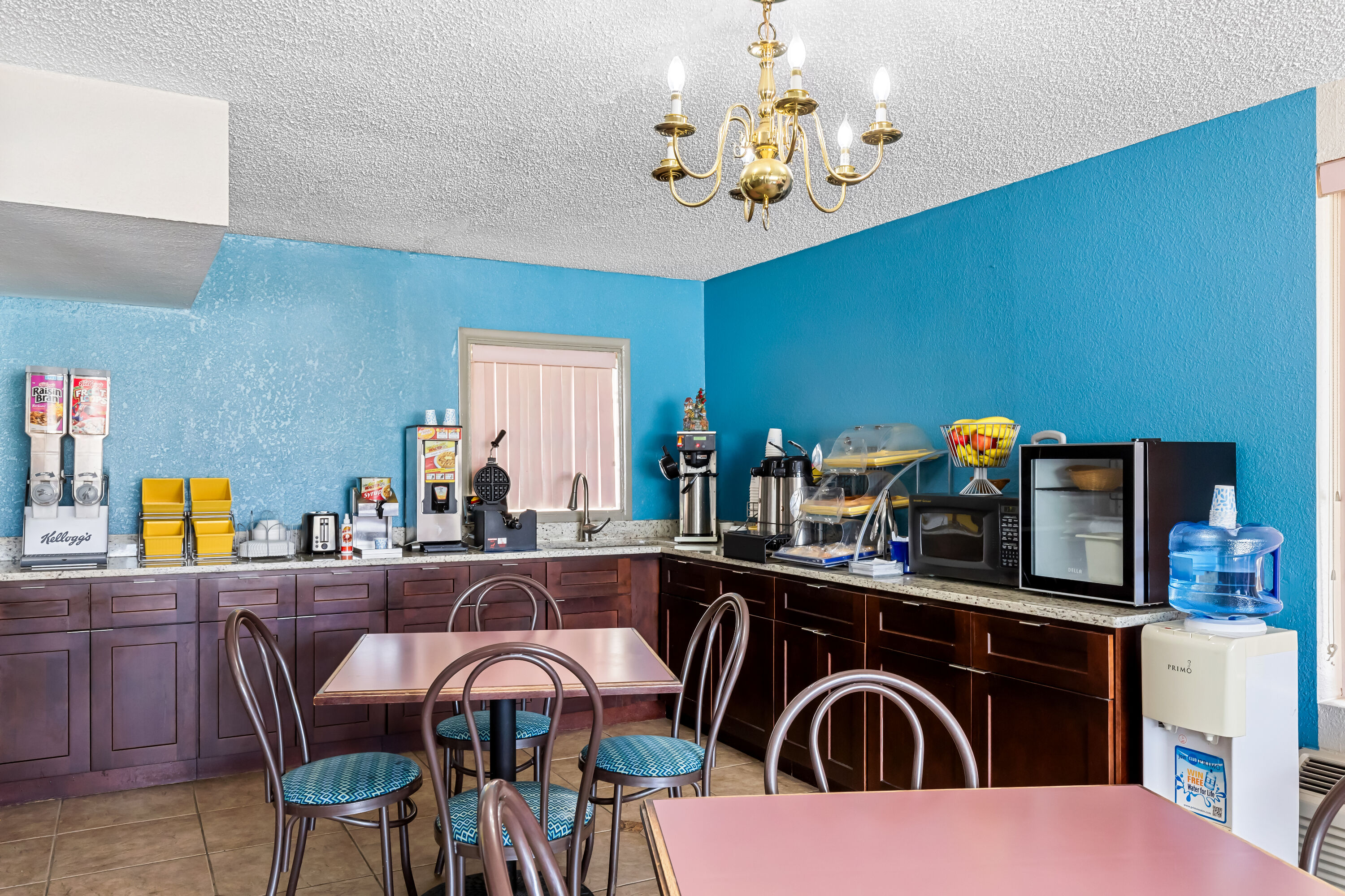 Days Inn by Wyndham Clayton restaurant breakfast area with seating in Clayton, Georgia