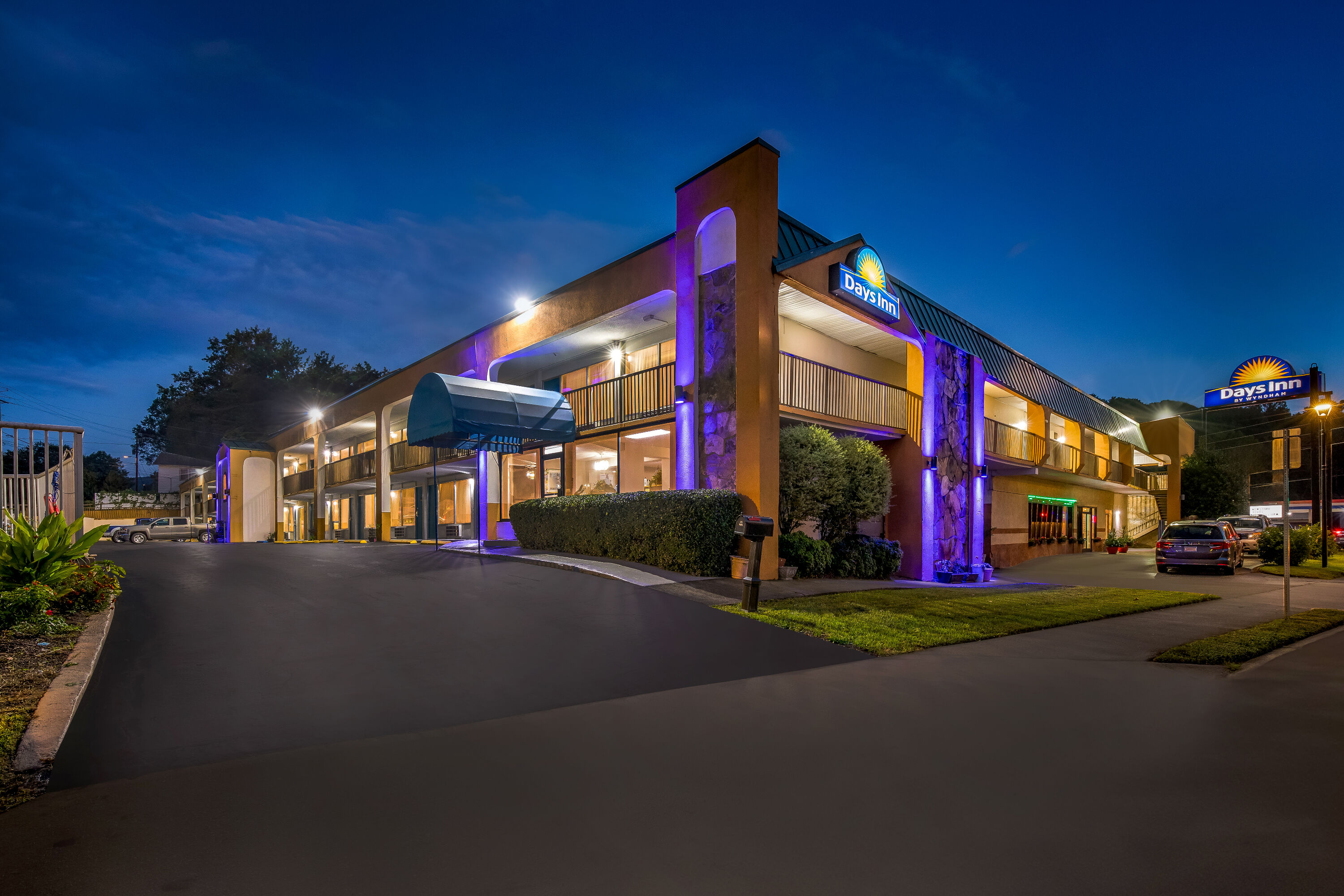 Exterior Night Image of Days Inn by Wyndham Clayton hotel in Clayton, Georgia
