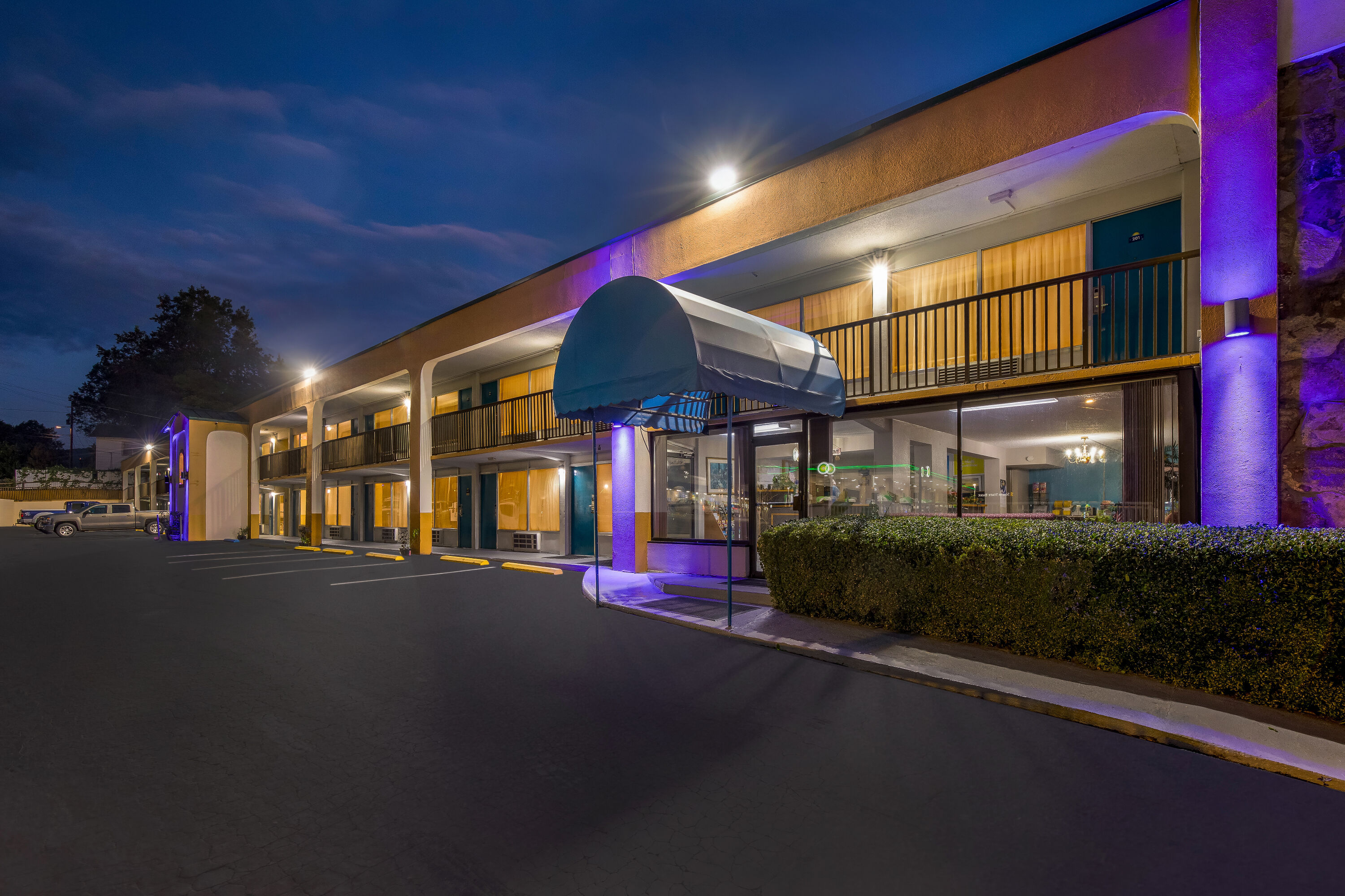 Exterior Night Image of Days Inn by Wyndham Clayton hotel in Clayton, Georgia