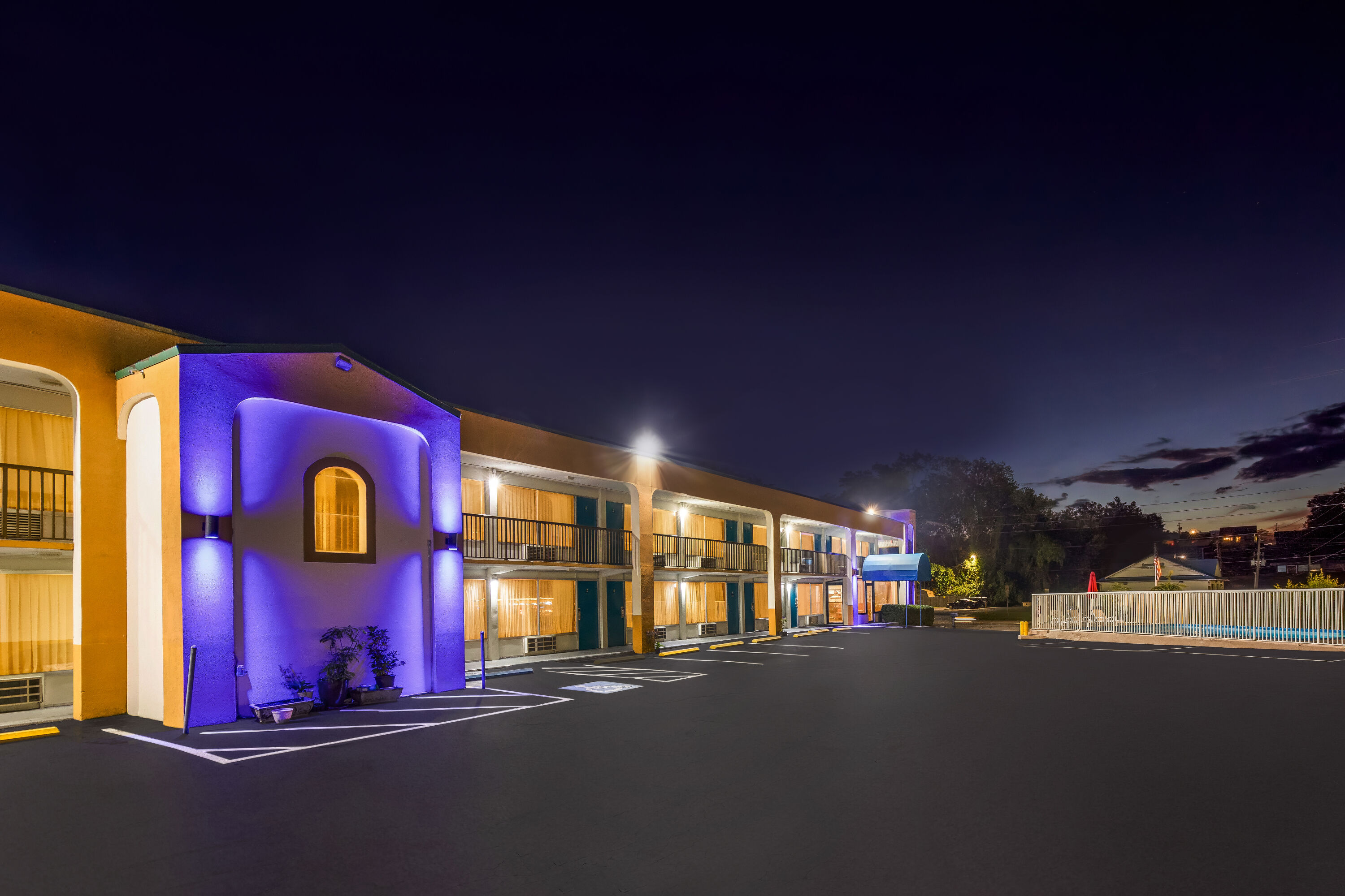 Exterior Night Image of Days Inn by Wyndham Clayton hotel in Clayton, Georgia