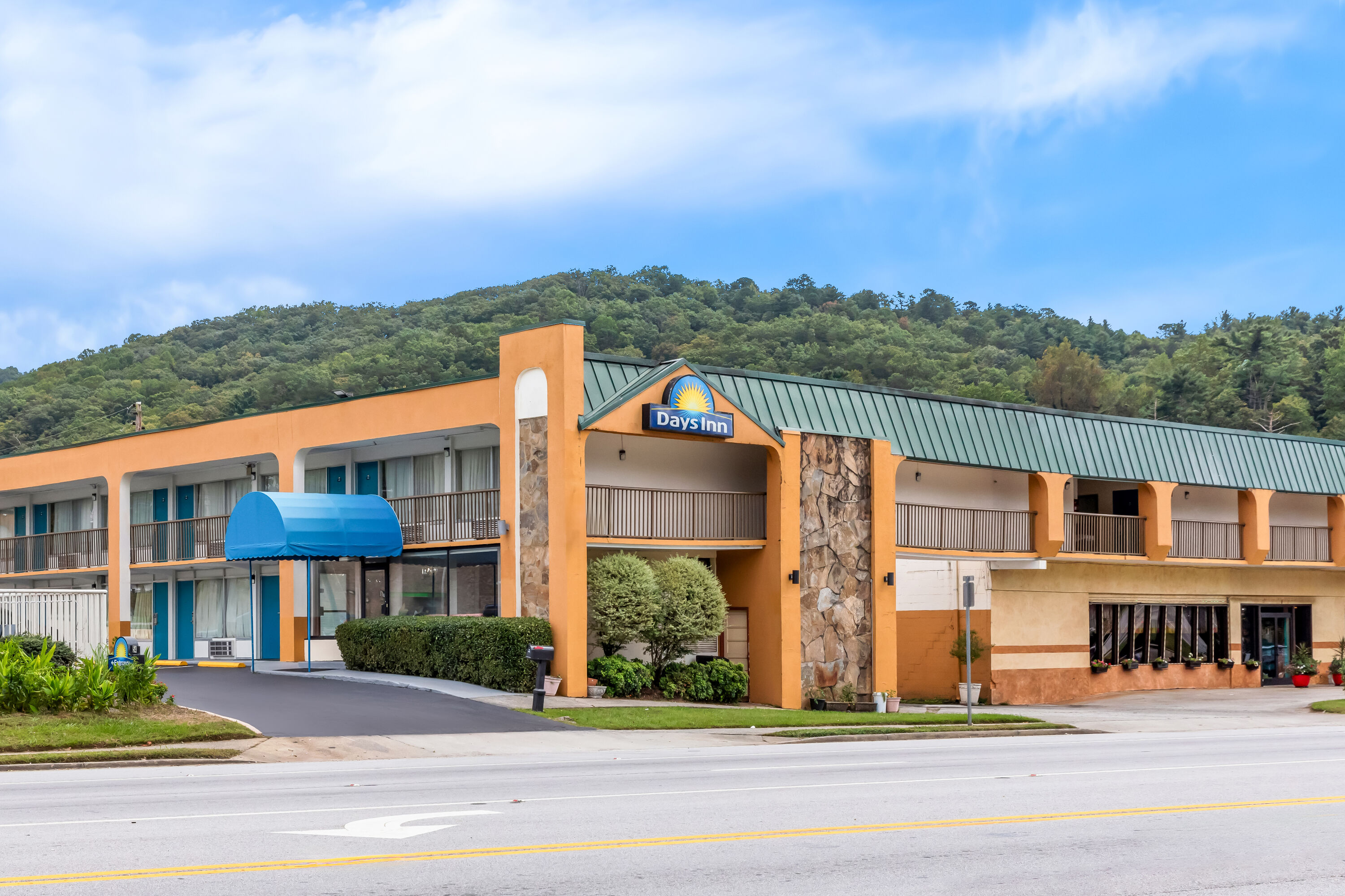 Exterior of Days Inn by Wyndham Clayton hotel in Clayton, Georgia