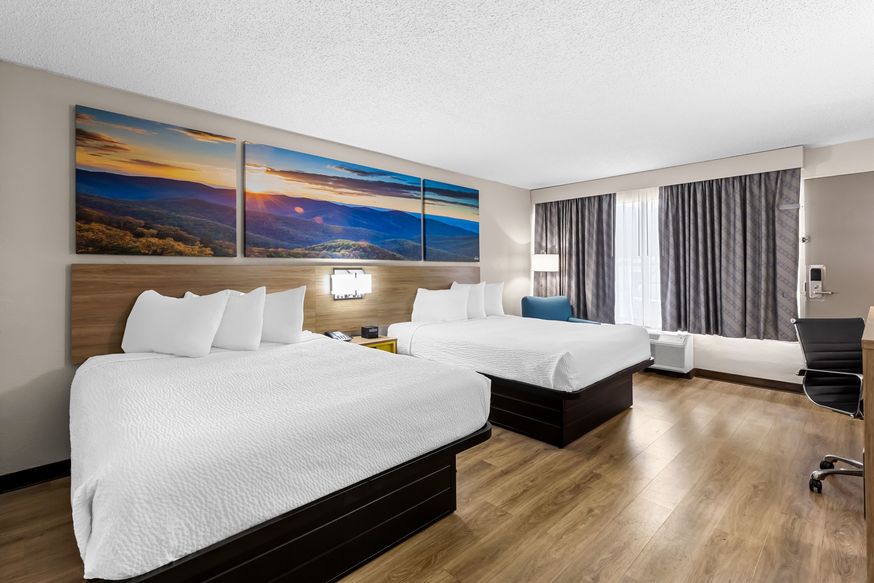 Double bed guest room at the Days Inn by Wyndham Clayton in Clayton, Georgia