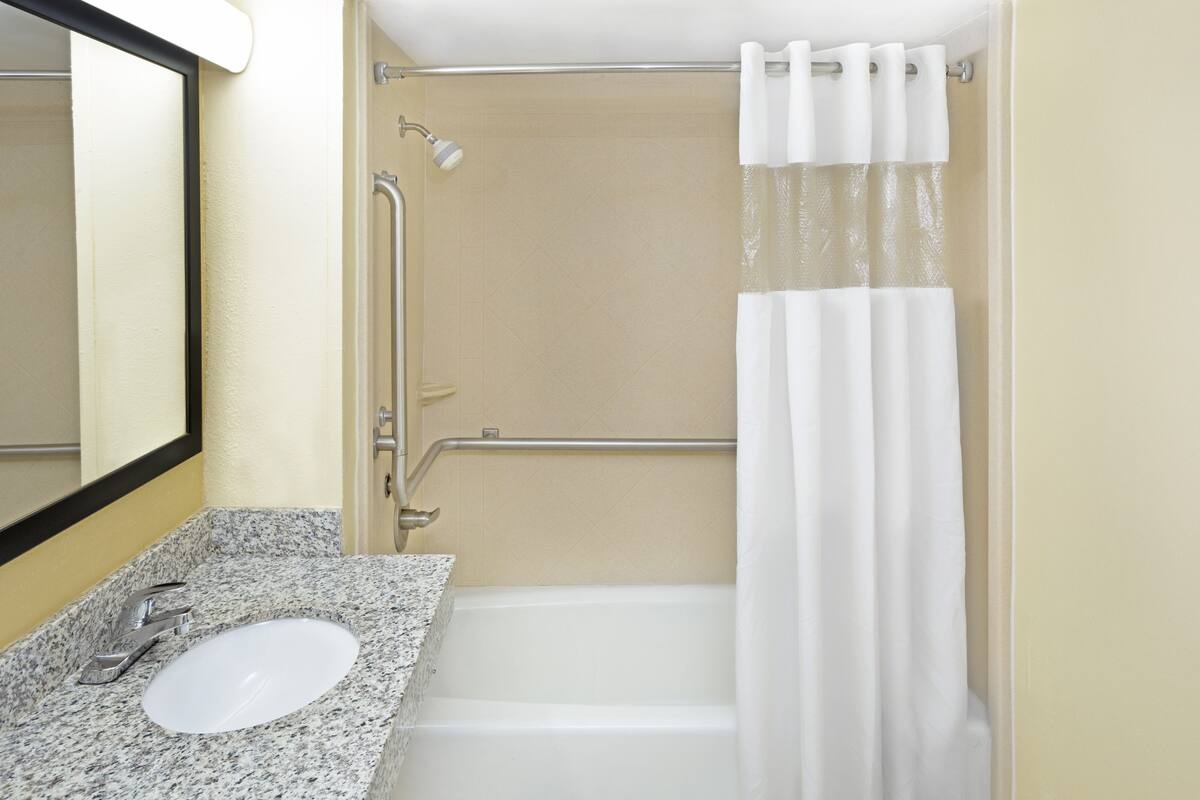 Days Inn by Wyndham Columbus-North Fort Moore | Columbus, GA Hotels