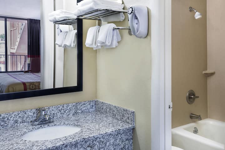 Days Inn by Wyndham Columbus-North Fort Moore | Columbus, GA Hotels