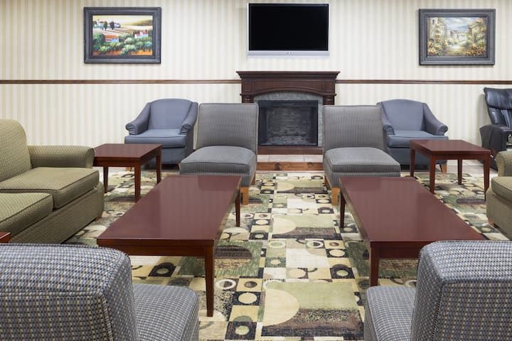 Days Inn by Wyndham Columbus-North Fort Moore | Columbus, GA Hotels