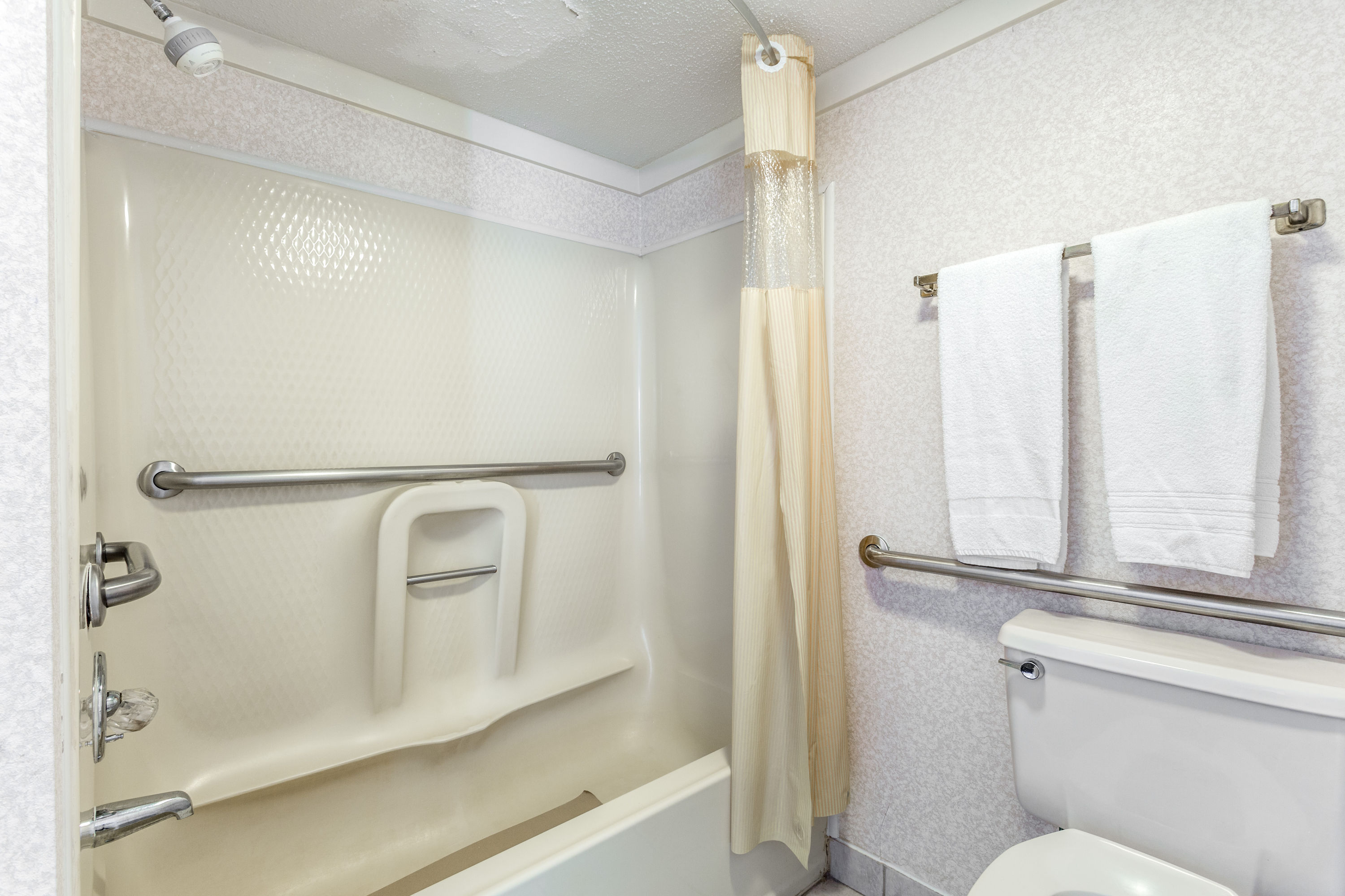 Guest room at the Days Inn by Wyndham Cornelia in Cornelia, Georgia