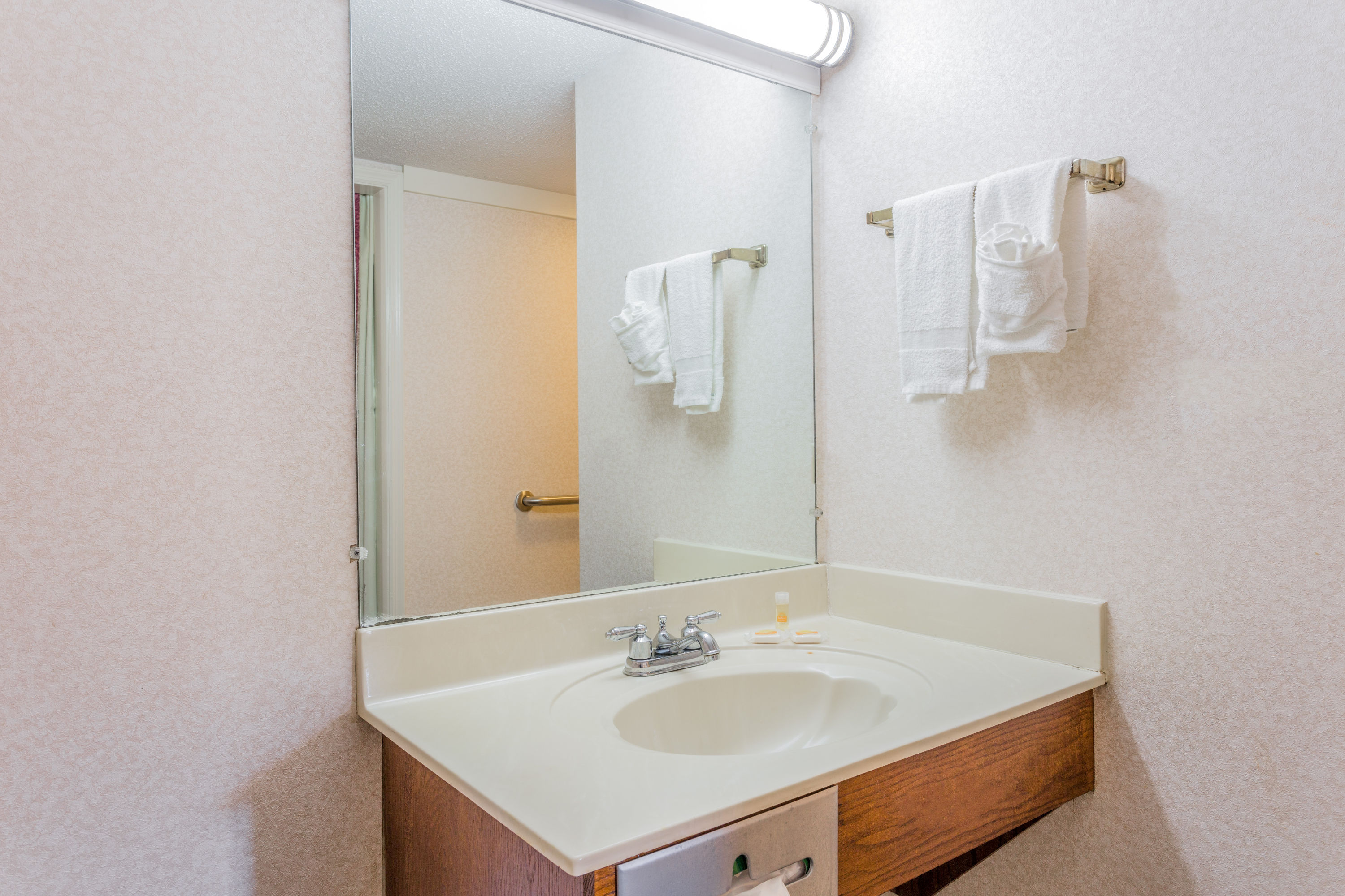 Guest room at the Days Inn by Wyndham Cornelia in Cornelia, Georgia