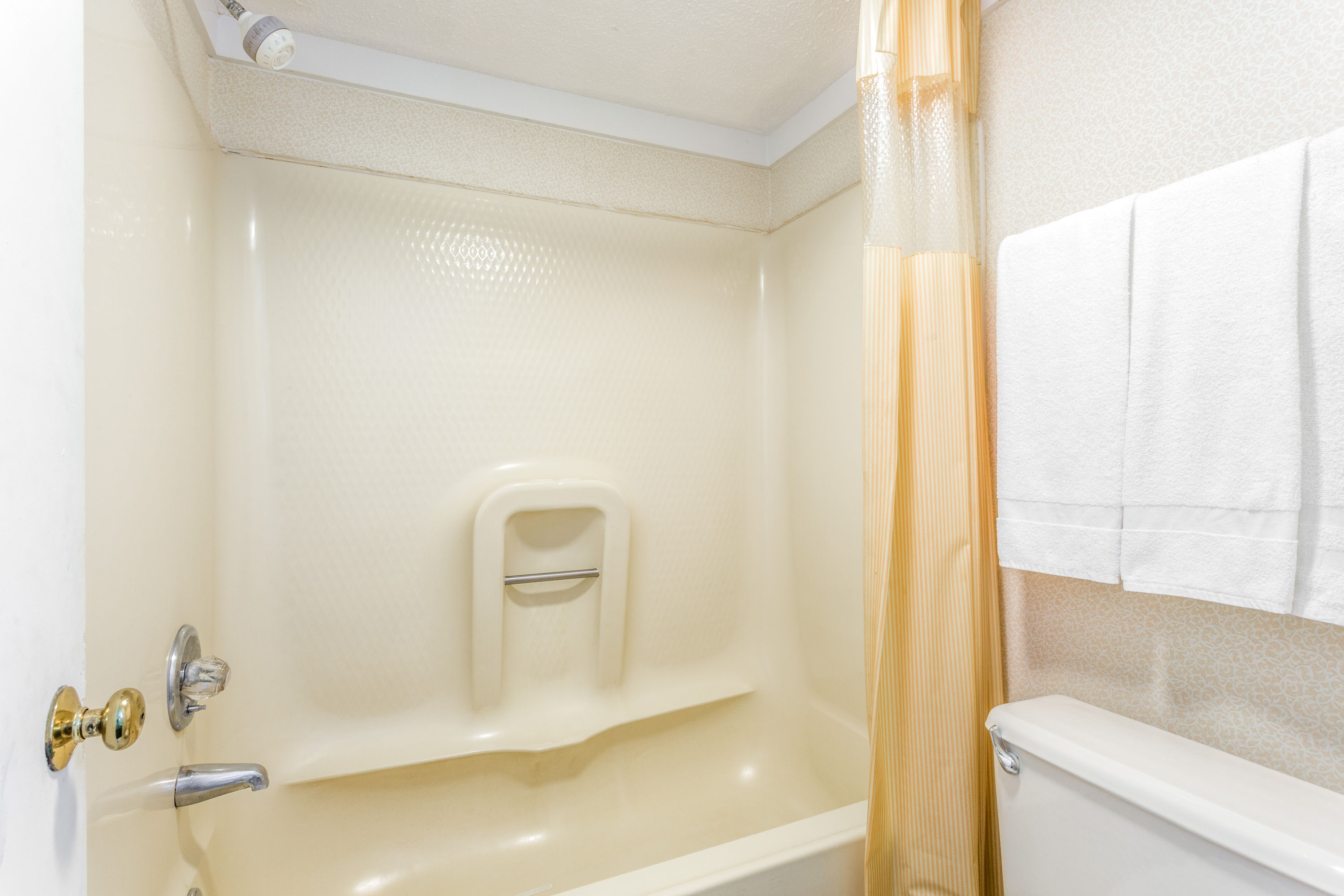 Guest room at the Days Inn by Wyndham Cornelia in Cornelia, Georgia