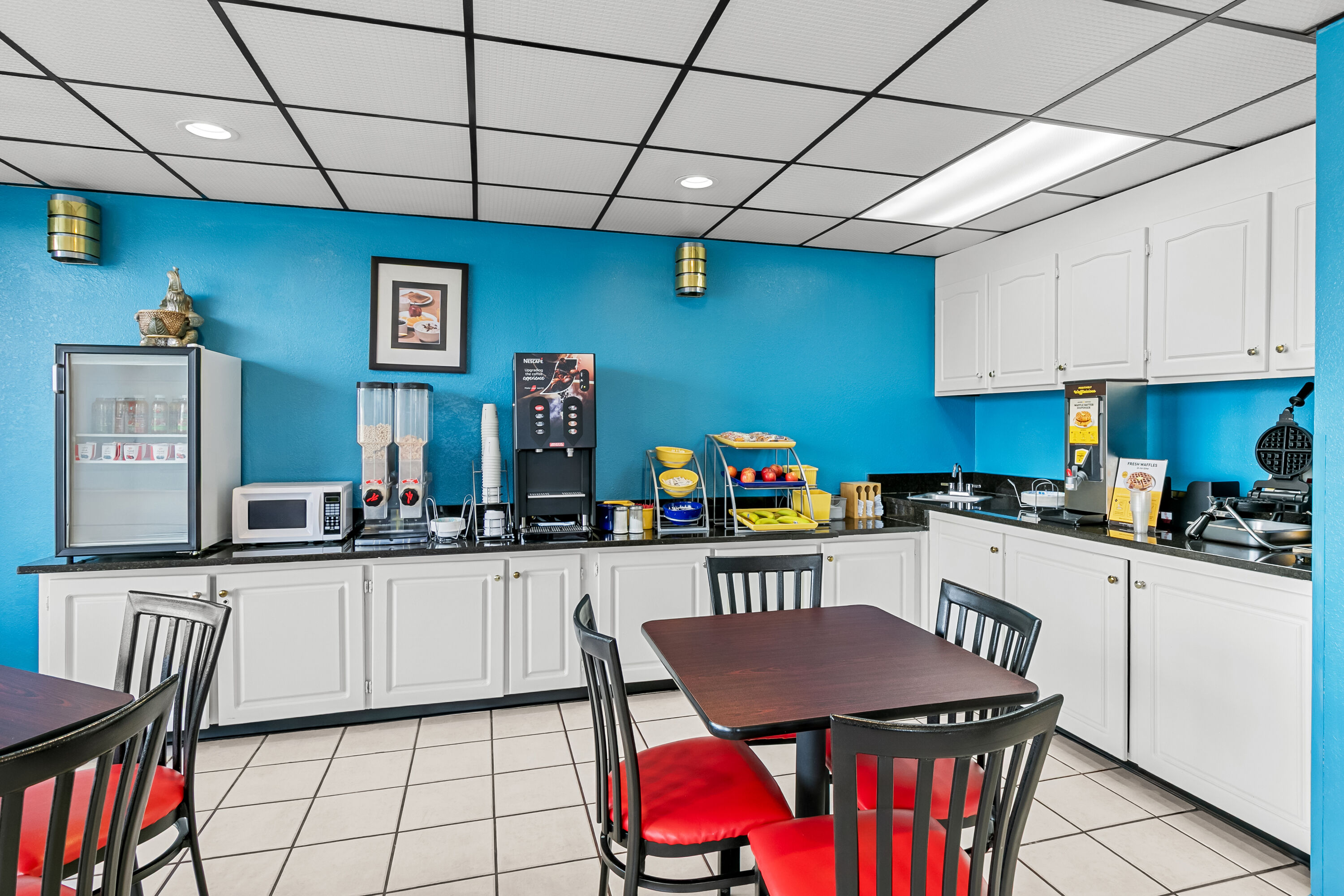 Days Inn by Wyndham Elberton restaurant breakfast area with seating in Elberton, Georgia