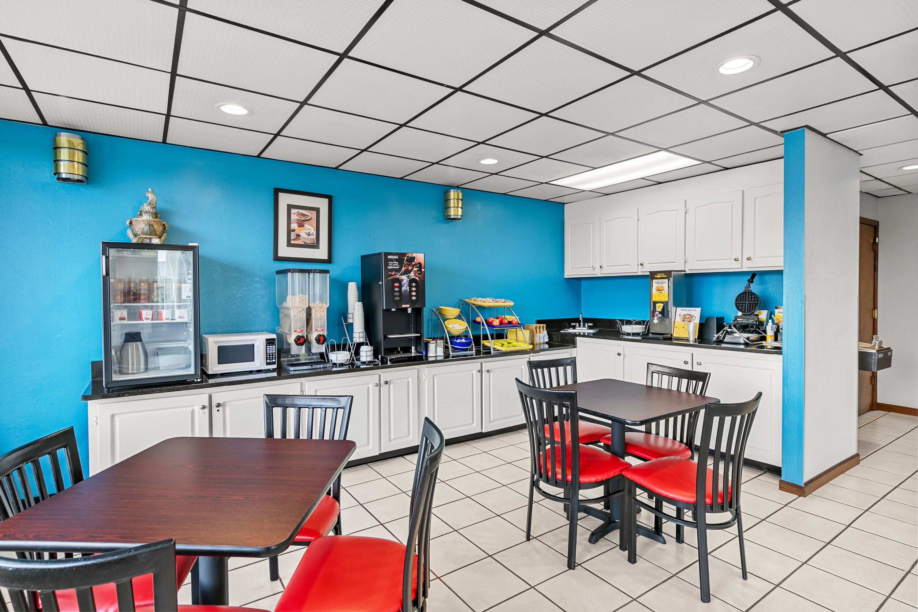 Days Inn by Wyndham Elberton restaurant breakfast area with seating in Elberton, Georgia
