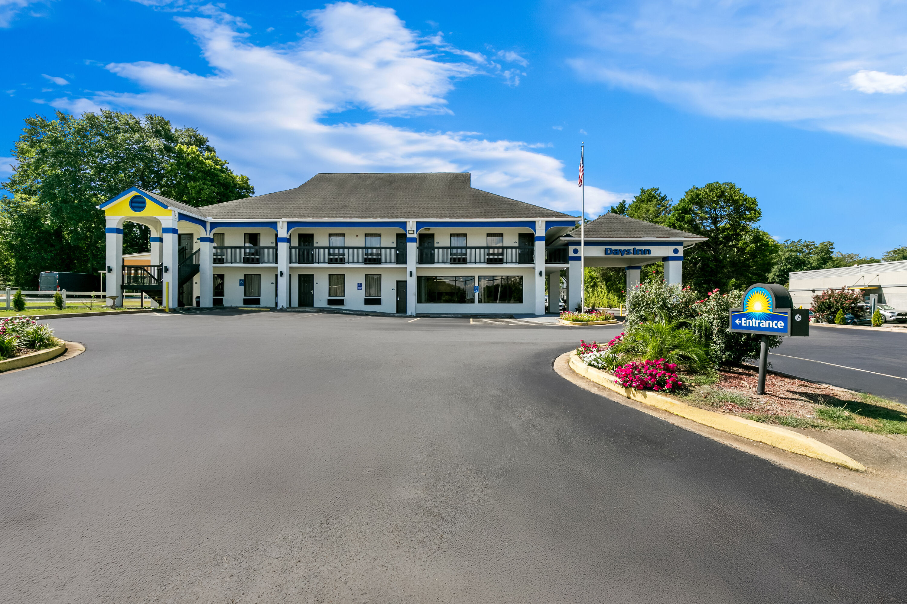 Exterior Day Image of Days Inn by Wyndham Elberton hotel in Elberton, Georgia