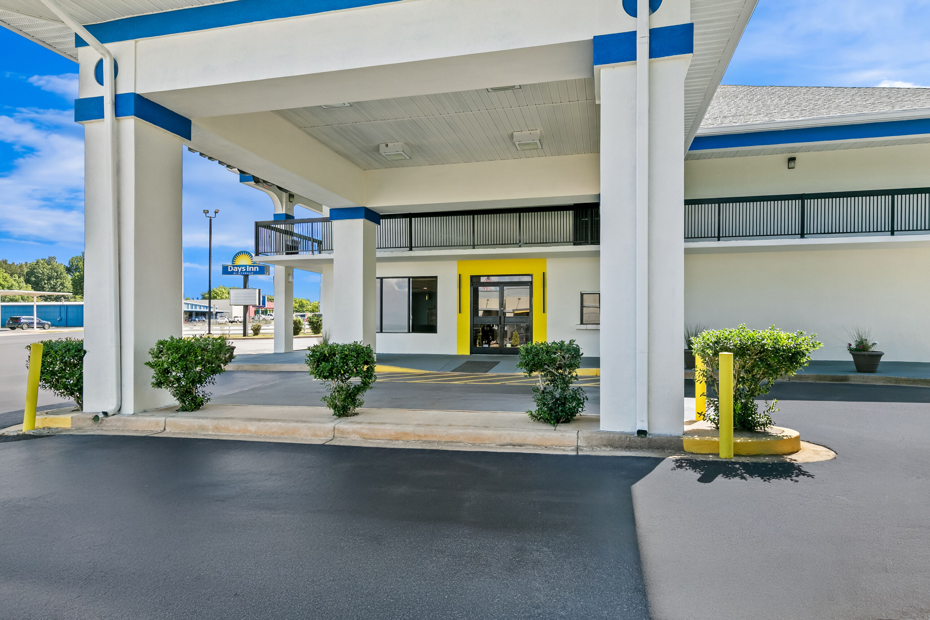 Exterior Day Image of Days Inn by Wyndham Elberton hotel in Elberton, Georgia