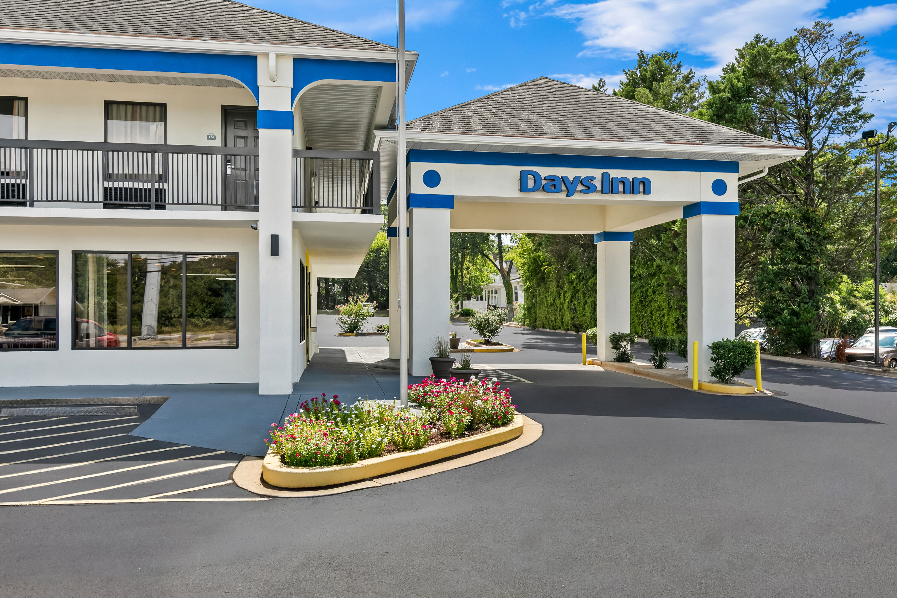 Exterior Day Image of Days Inn by Wyndham Elberton hotel in Elberton, Georgia