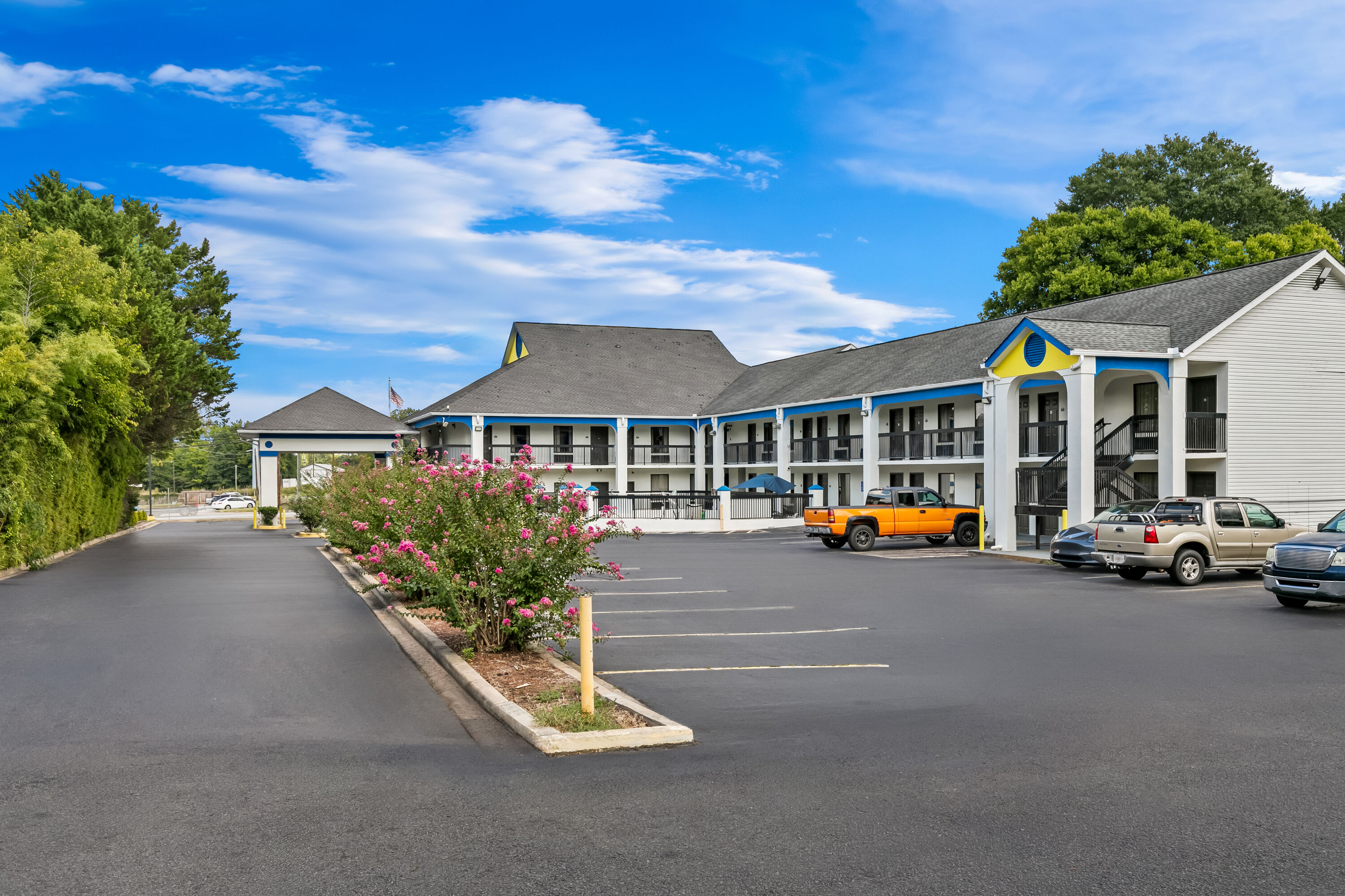 Exterior Day Image of Days Inn by Wyndham Elberton hotel in Elberton, Georgia