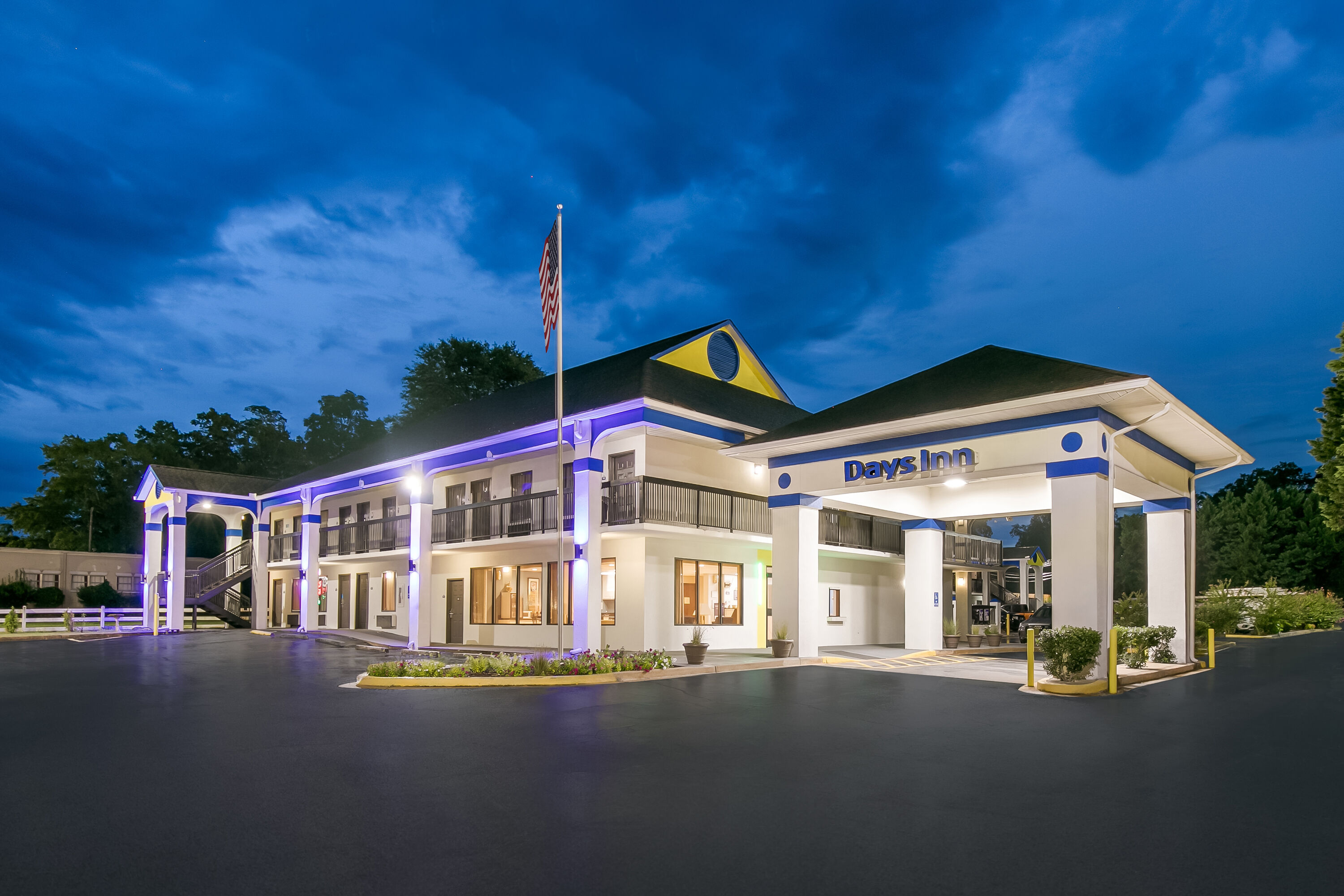 Exterior Night Image of Days Inn by Wyndham Elberton hotel in Elberton, Georgia