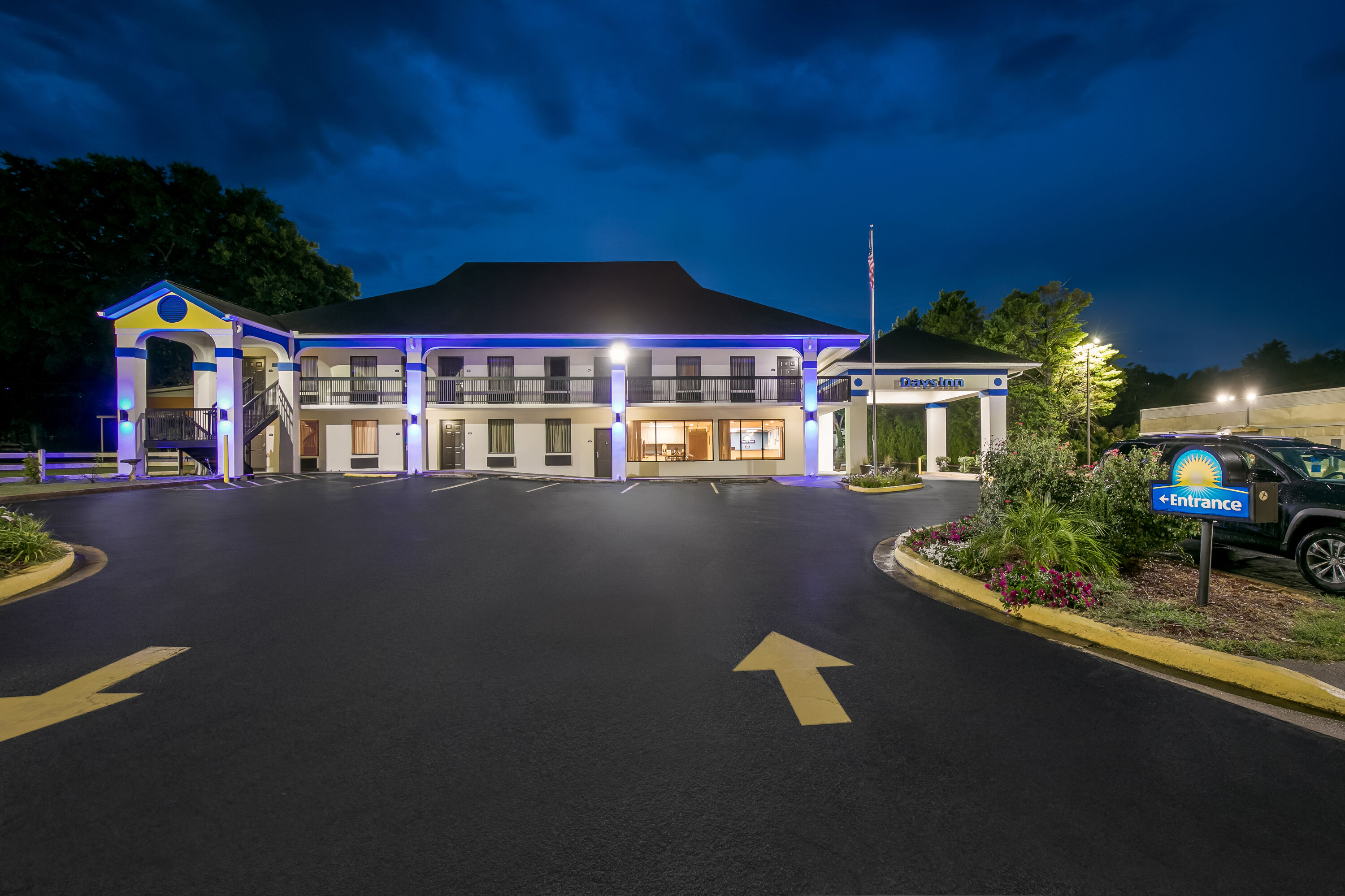 Exterior Night Image of Days Inn by Wyndham Elberton hotel in Elberton, Georgia