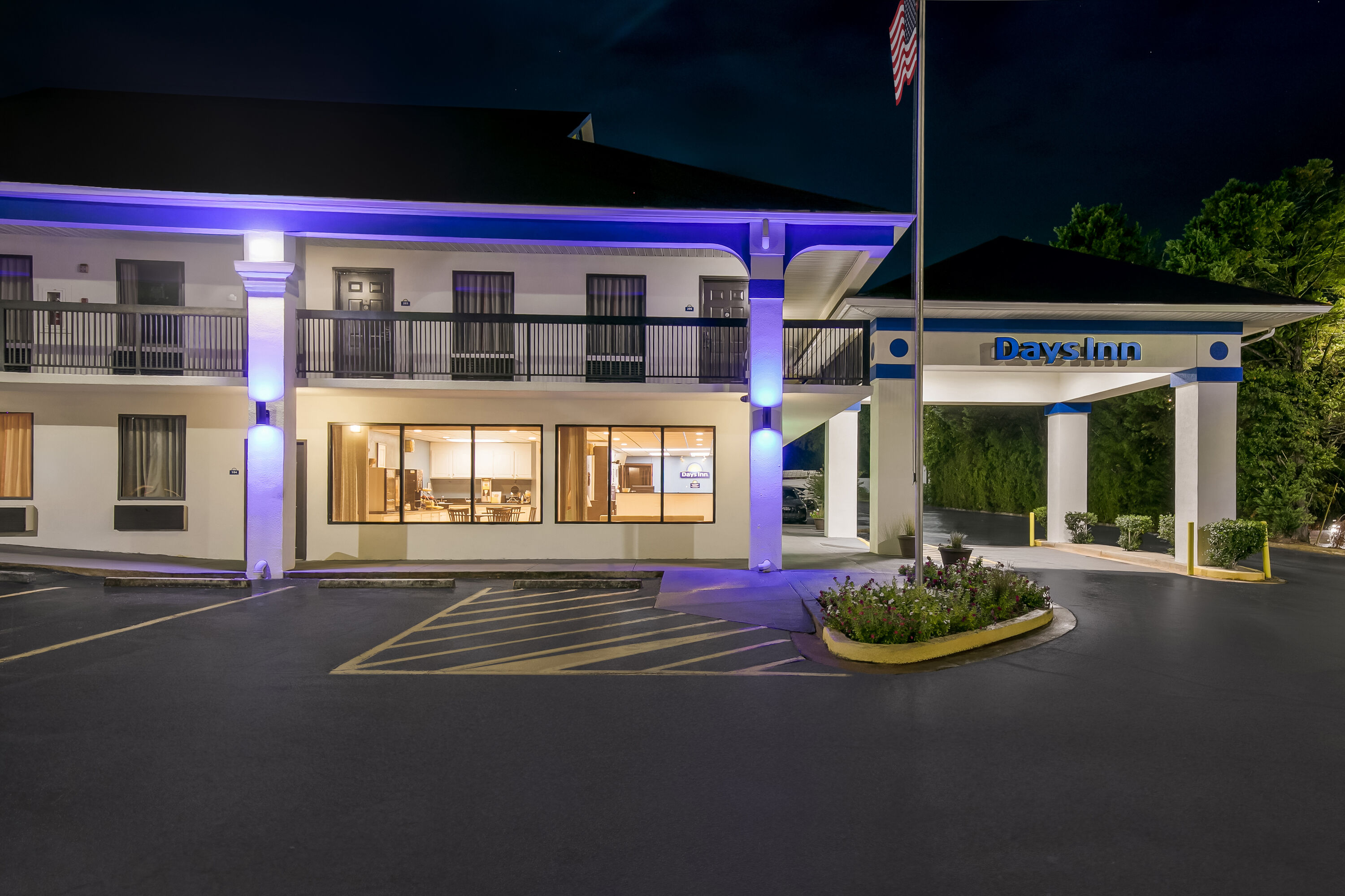 Exterior Night Image of Days Inn by Wyndham Elberton hotel in Elberton, Georgia