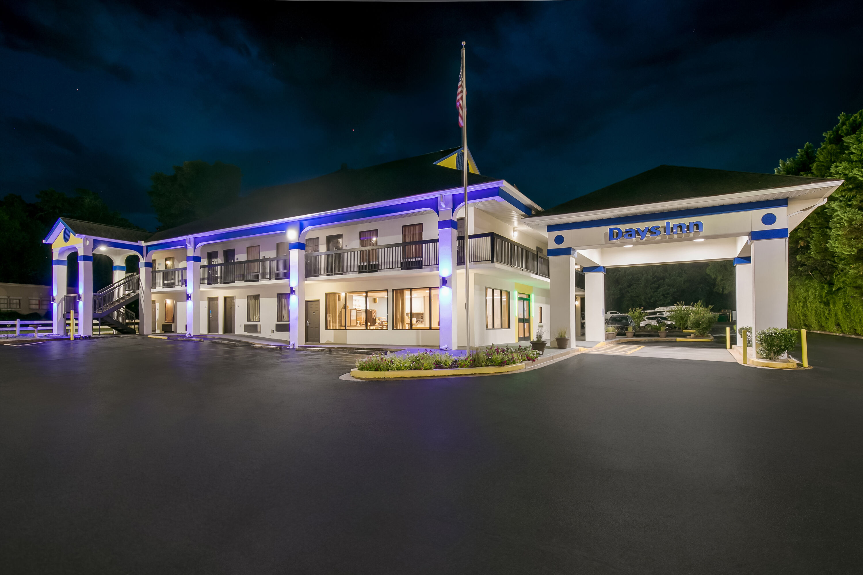 Exterior Night Image of Days Inn by Wyndham Elberton hotel in Elberton, Georgia