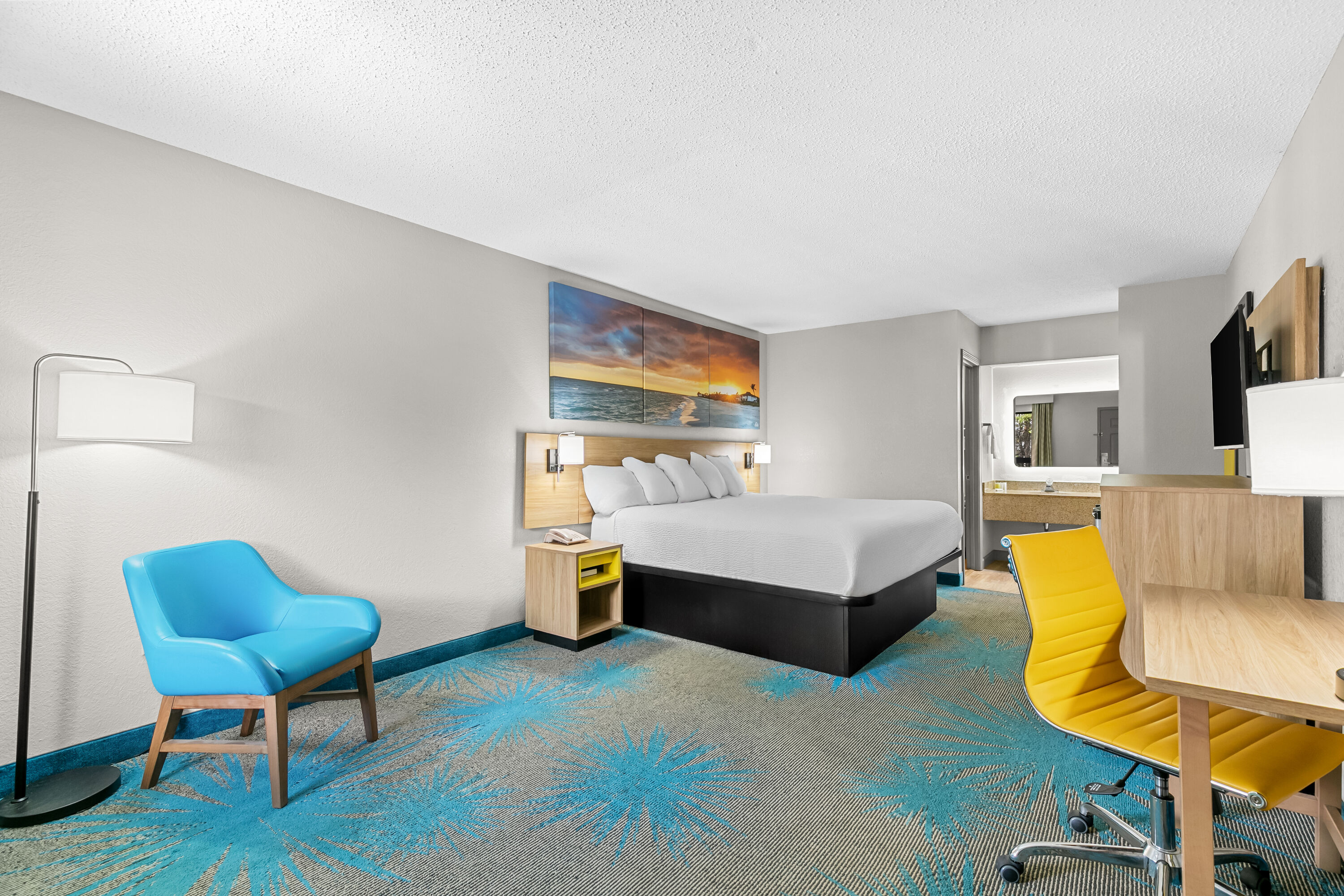 King bed guest room at the Days Inn by Wyndham Elberton in Elberton, Georgia