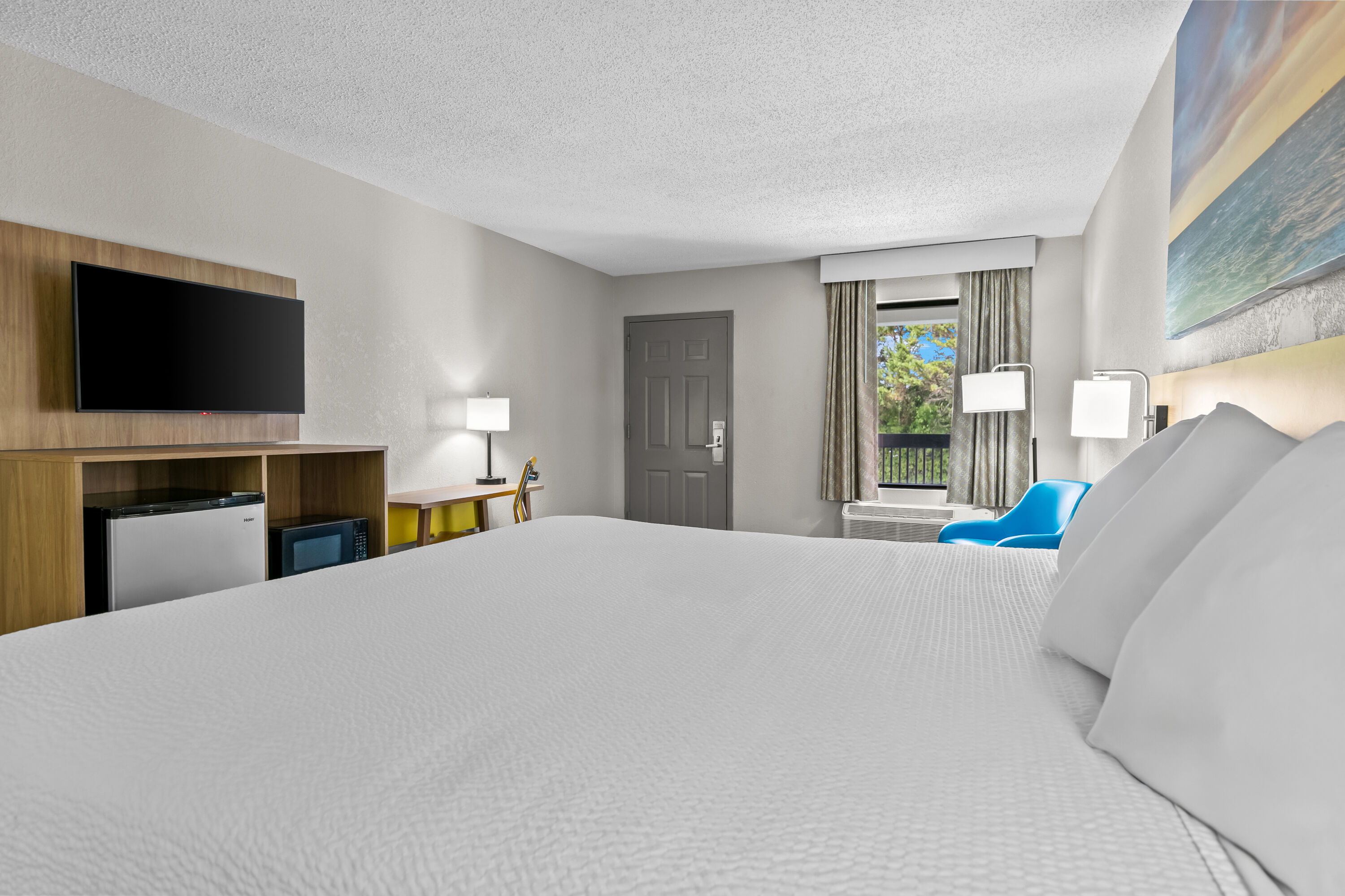 King bed guest room at the Days Inn by Wyndham Elberton in Elberton, Georgia