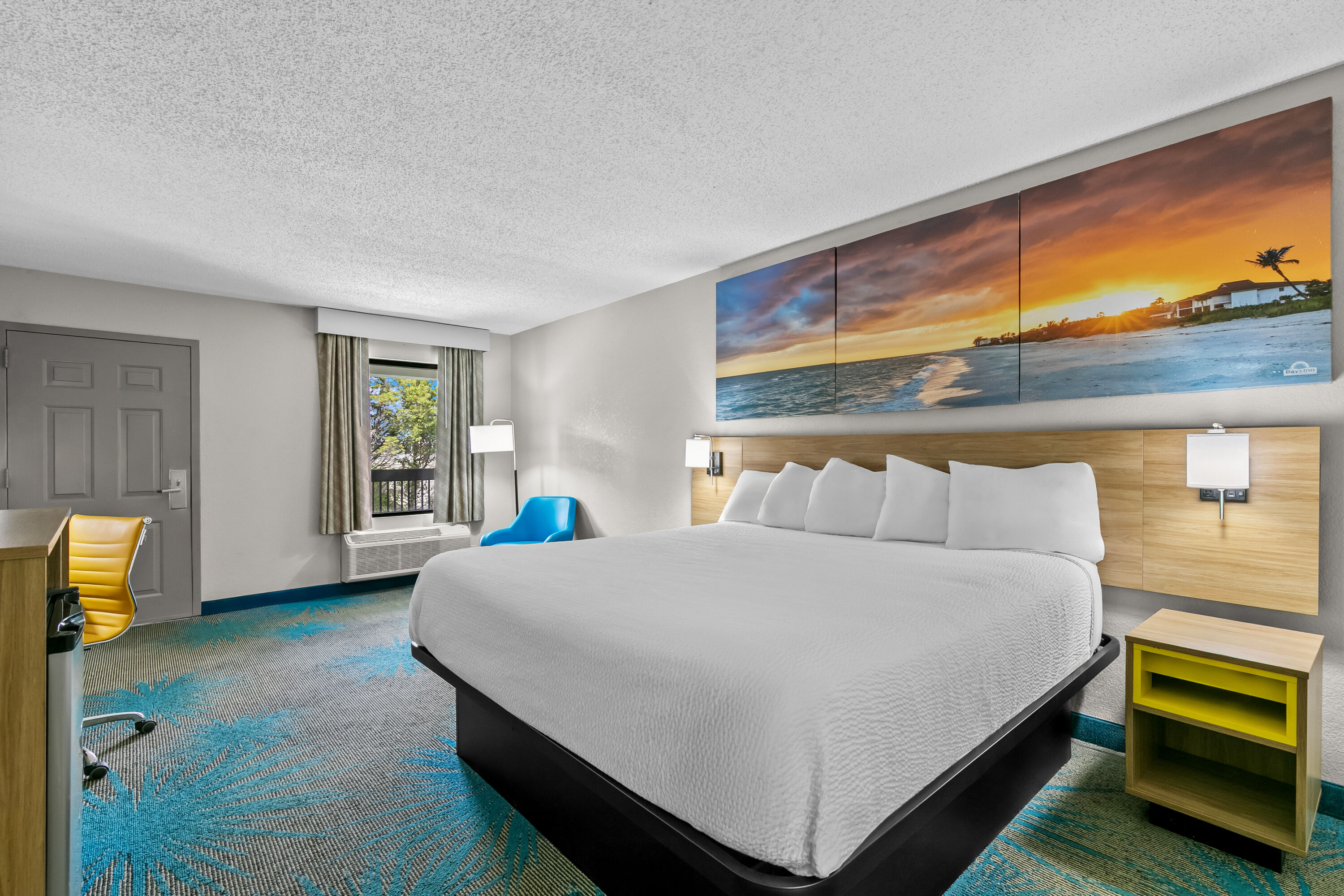 King bed guest room at the Days Inn by Wyndham Elberton in Elberton, Georgia