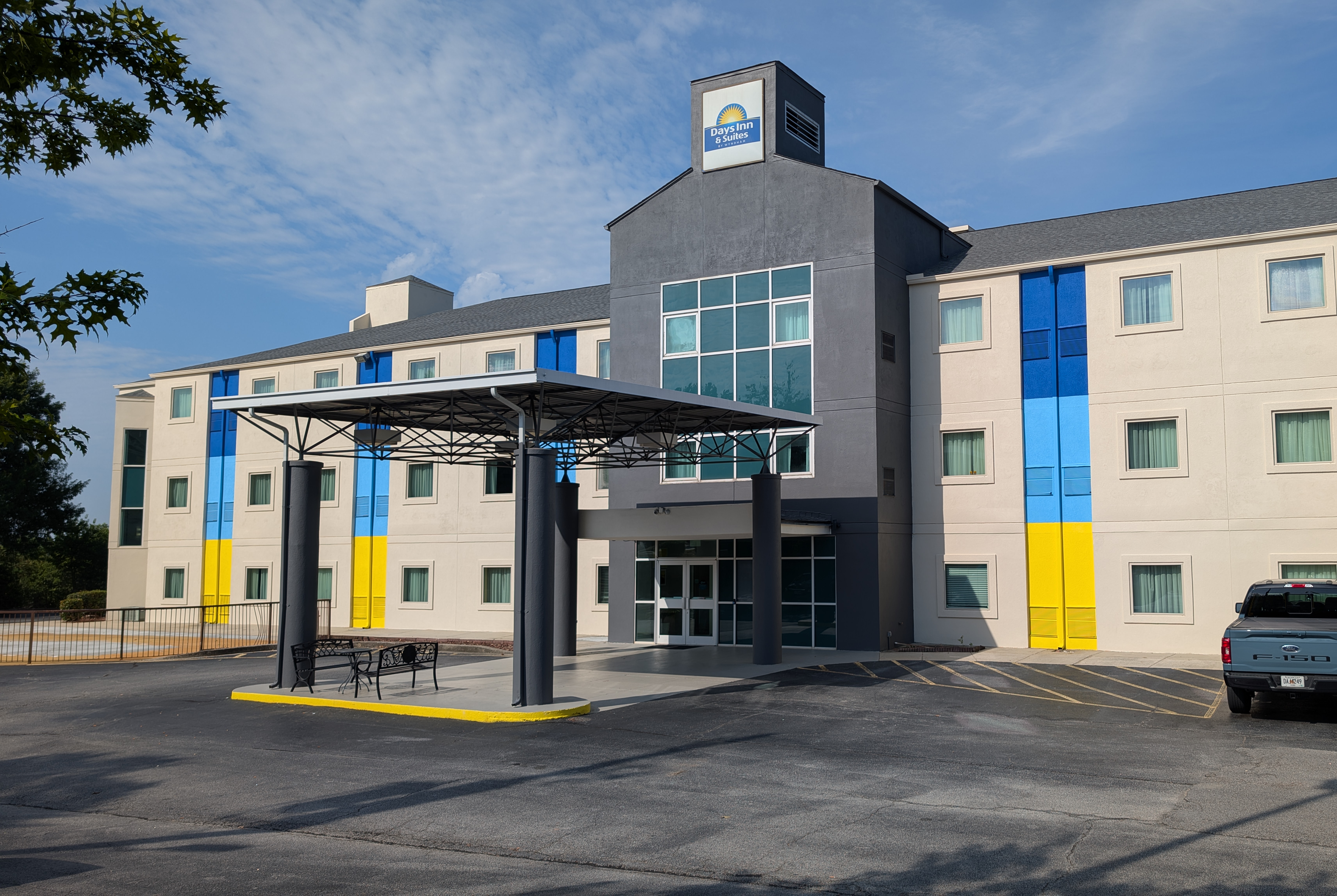 Exterior of Days Inn & Suites by Wyndham Augusta Near Fort Eisenhower hotel in Grovetown, Georgia