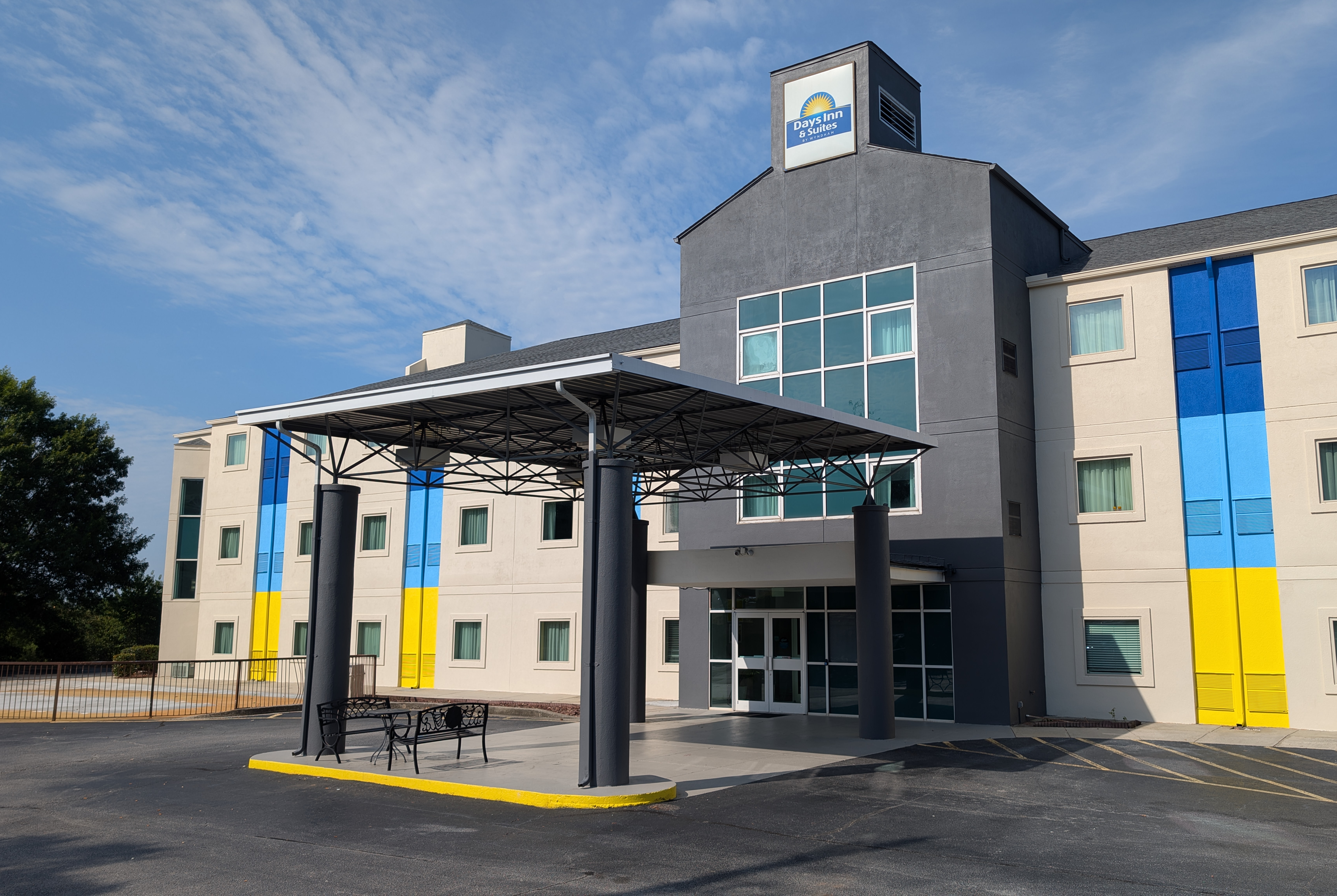 Exterior of Days Inn & Suites by Wyndham Augusta Near Fort Eisenhower hotel in Grovetown, Georgia
