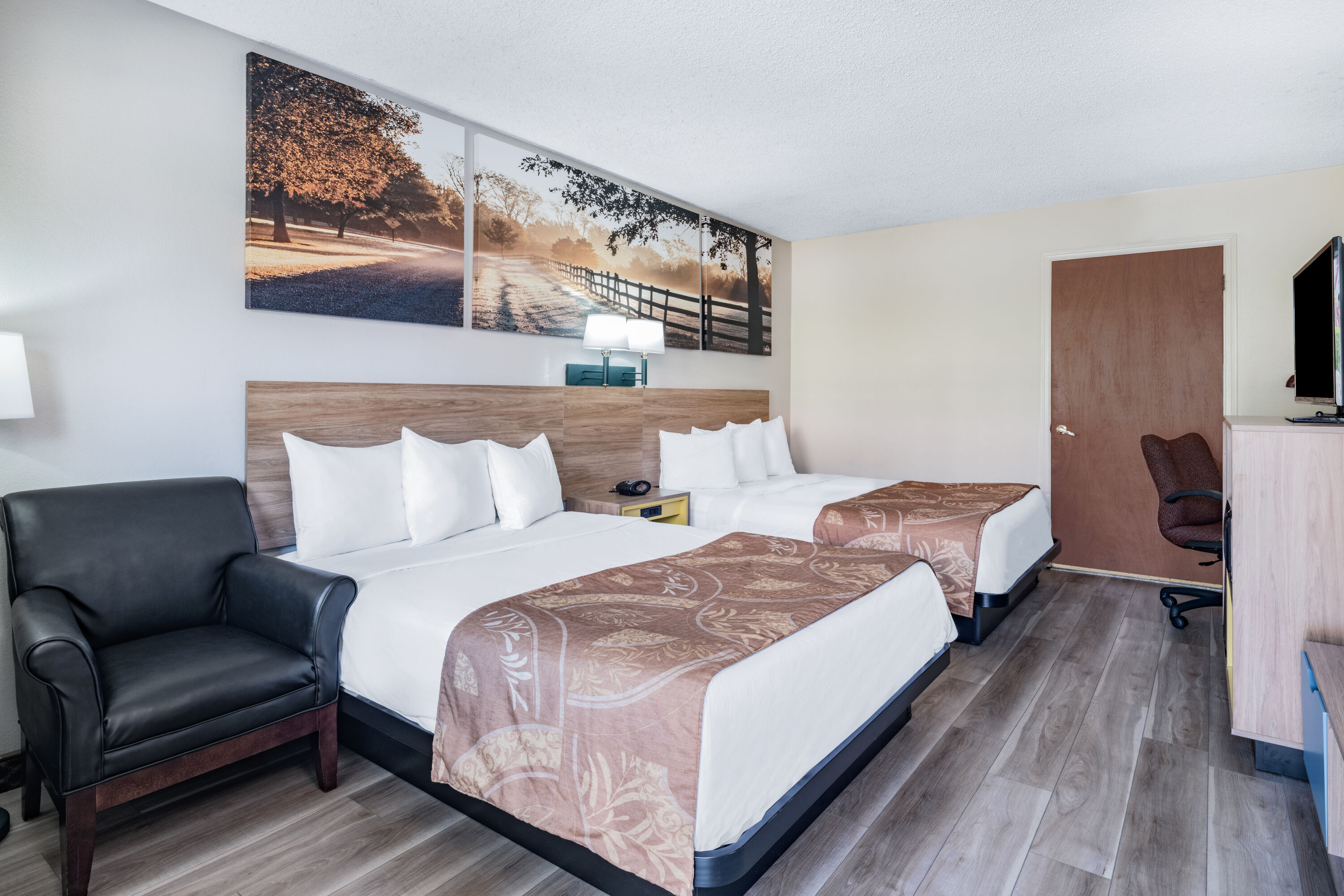 Guest room at the Days Inn by Wyndham Macon I-475 in Macon, Georgia