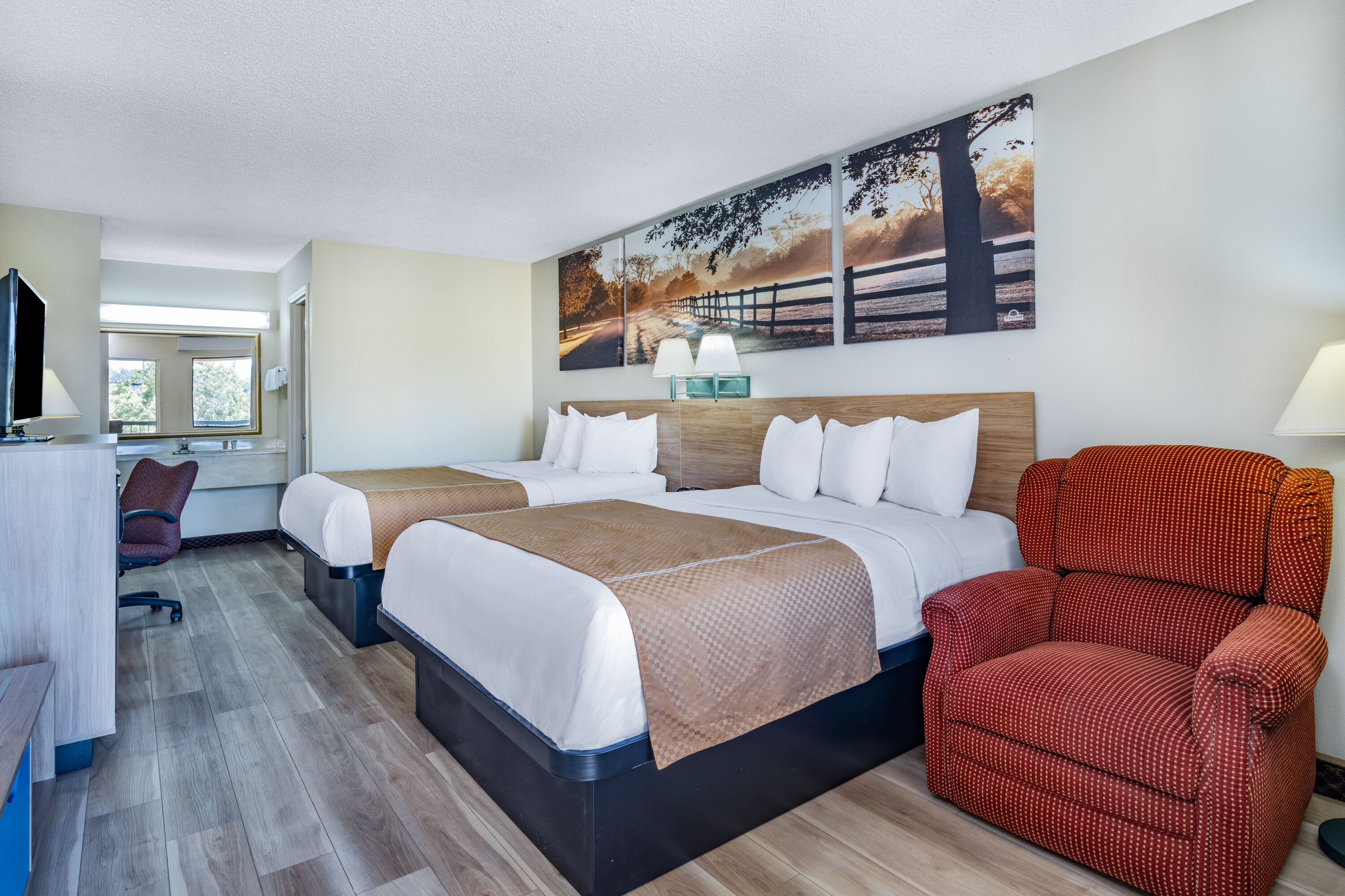 Guest room at the Days Inn by Wyndham Macon I-475 in Macon, Georgia