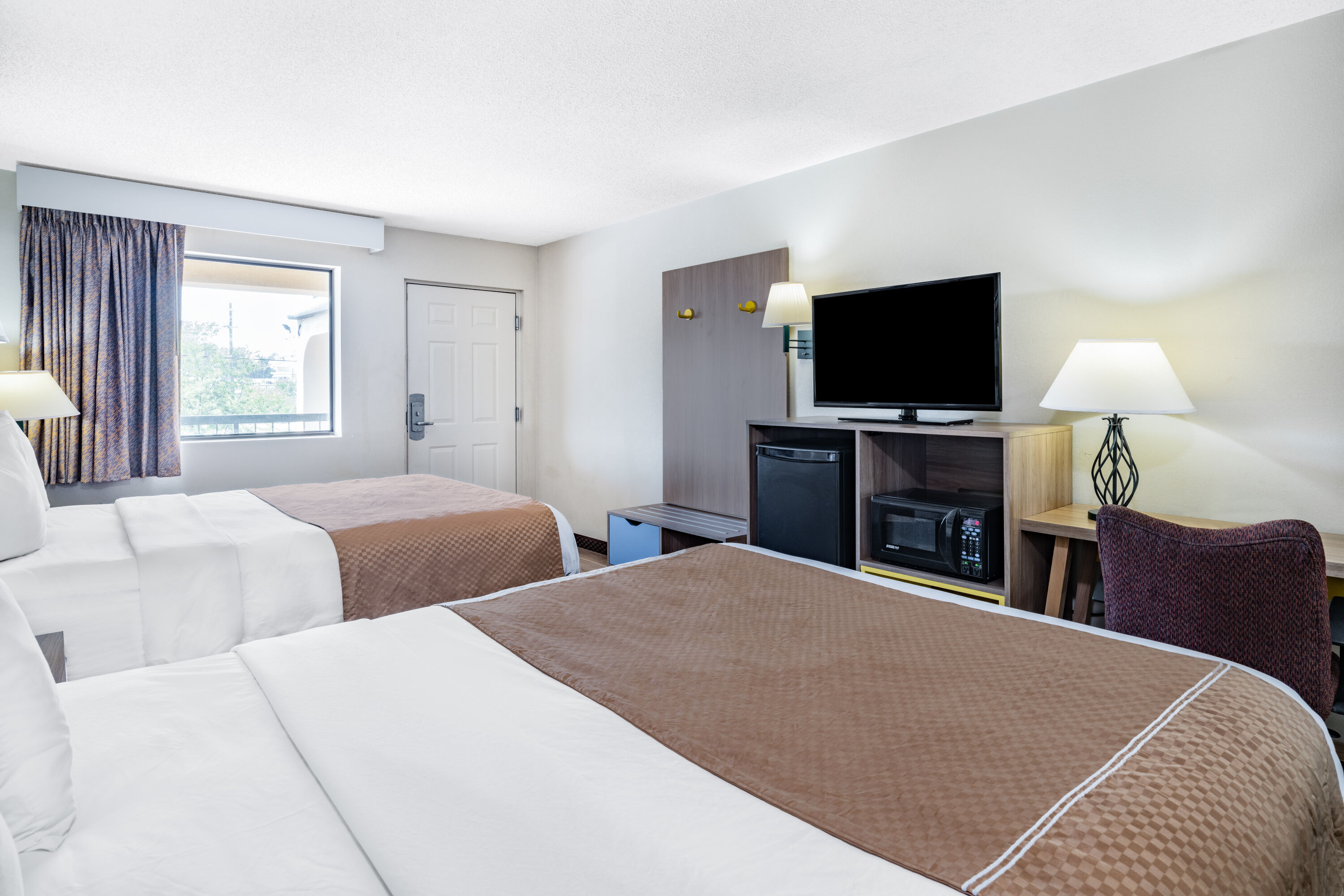 Guest room at the Days Inn by Wyndham Macon I-475 in Macon, Georgia