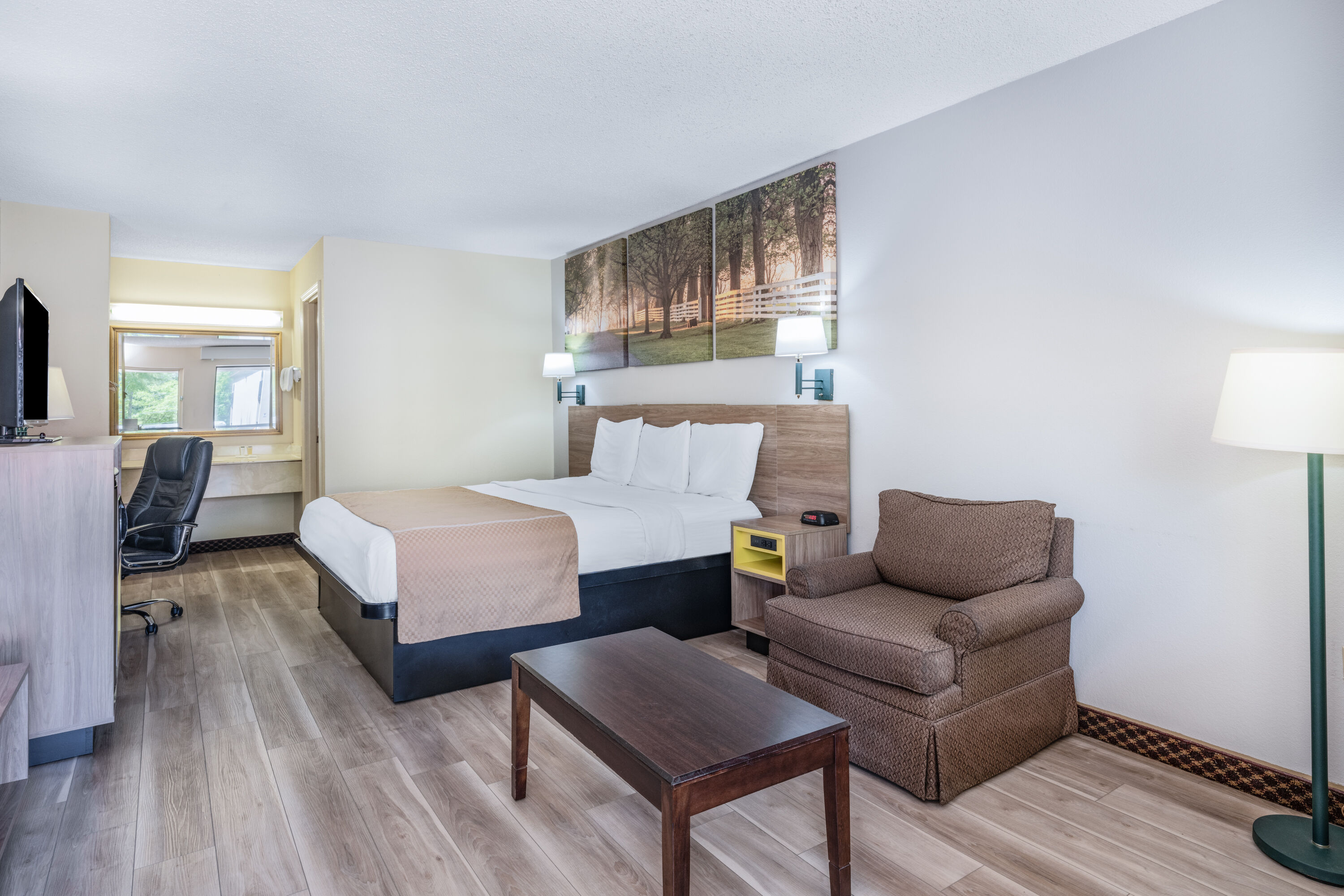 Guest room at the Days Inn by Wyndham Macon I-475 in Macon, Georgia