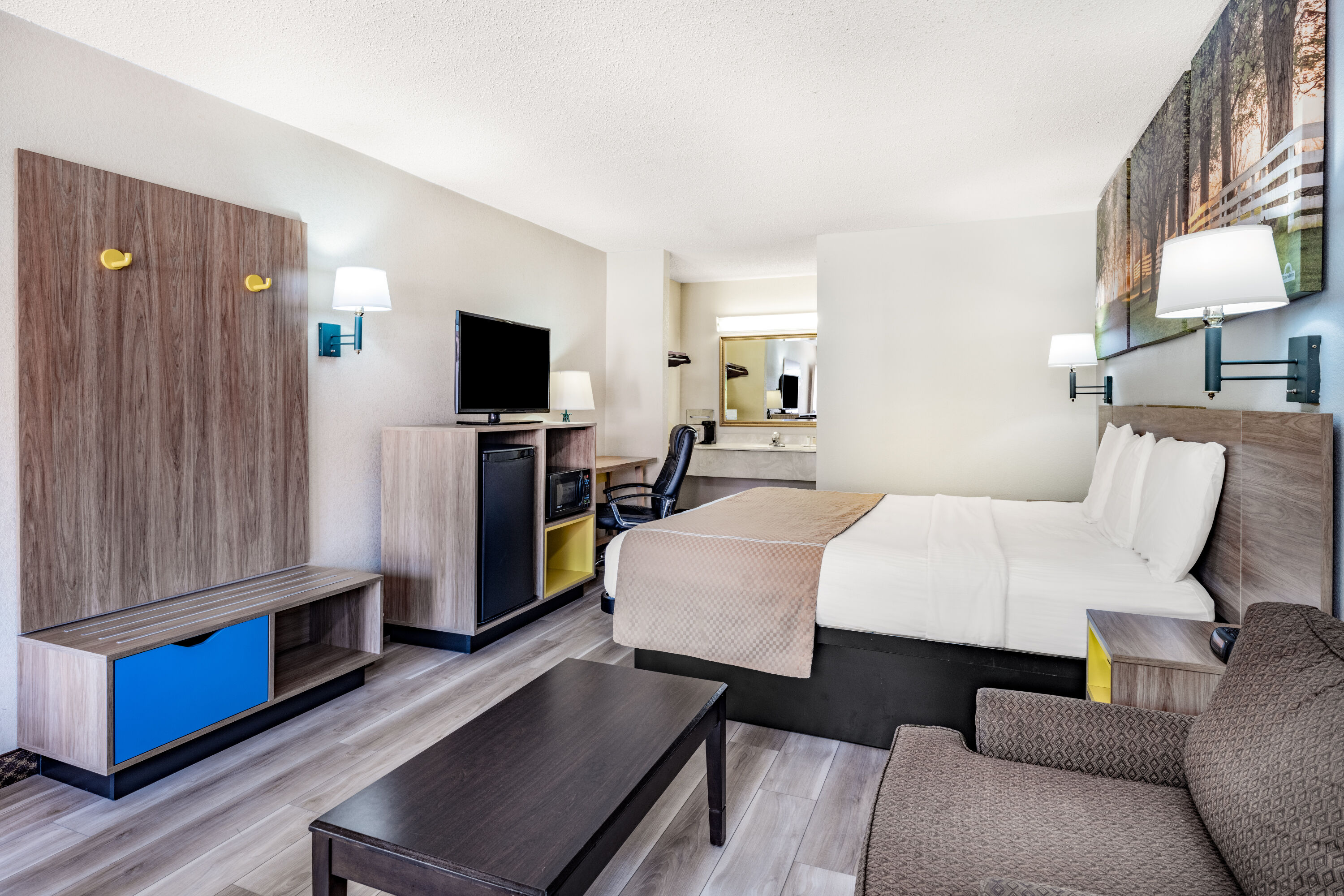 Guest room at the Days Inn by Wyndham Macon I-475 in Macon, Georgia