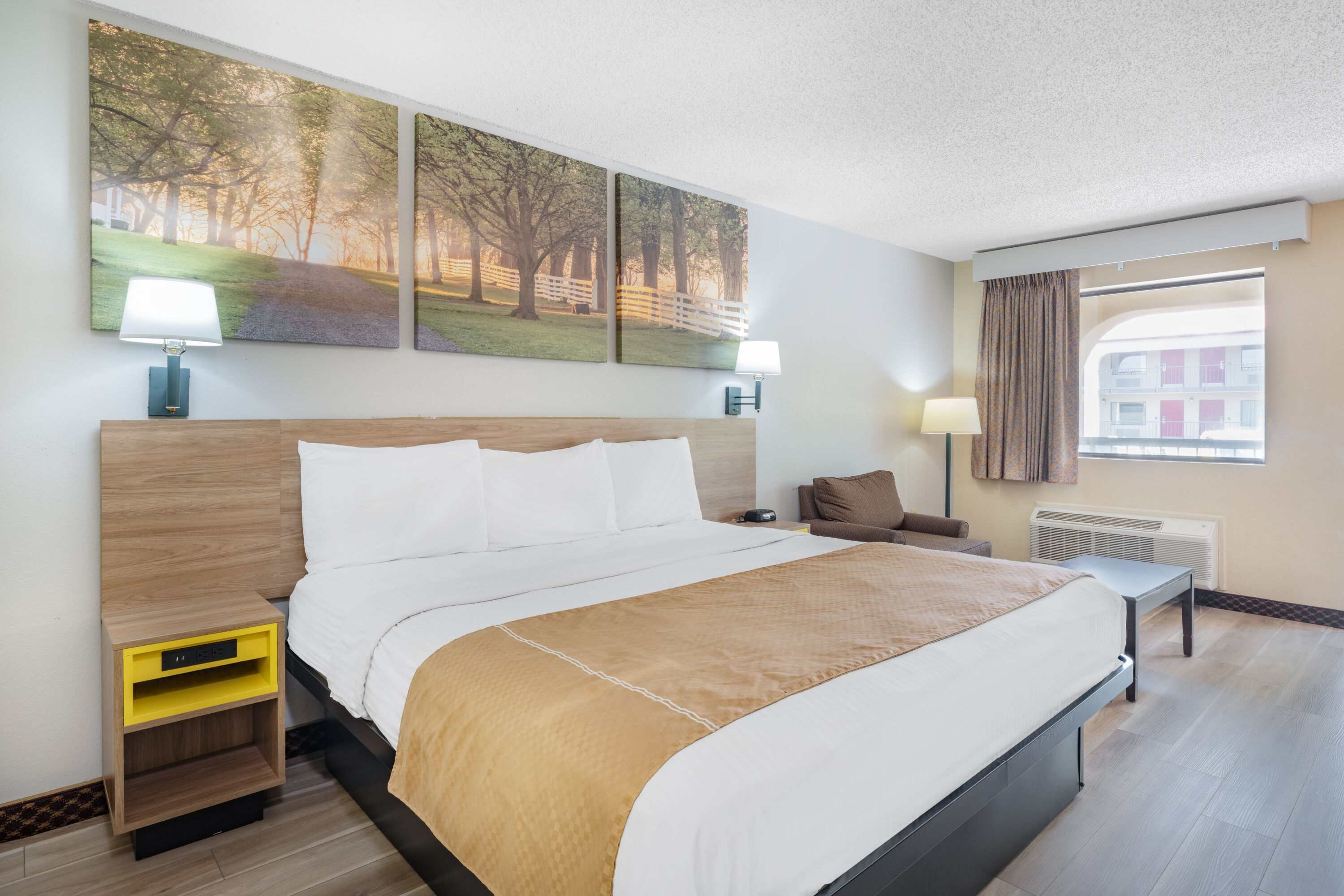 Guest room at the Days Inn by Wyndham Macon I-475 in Macon, Georgia