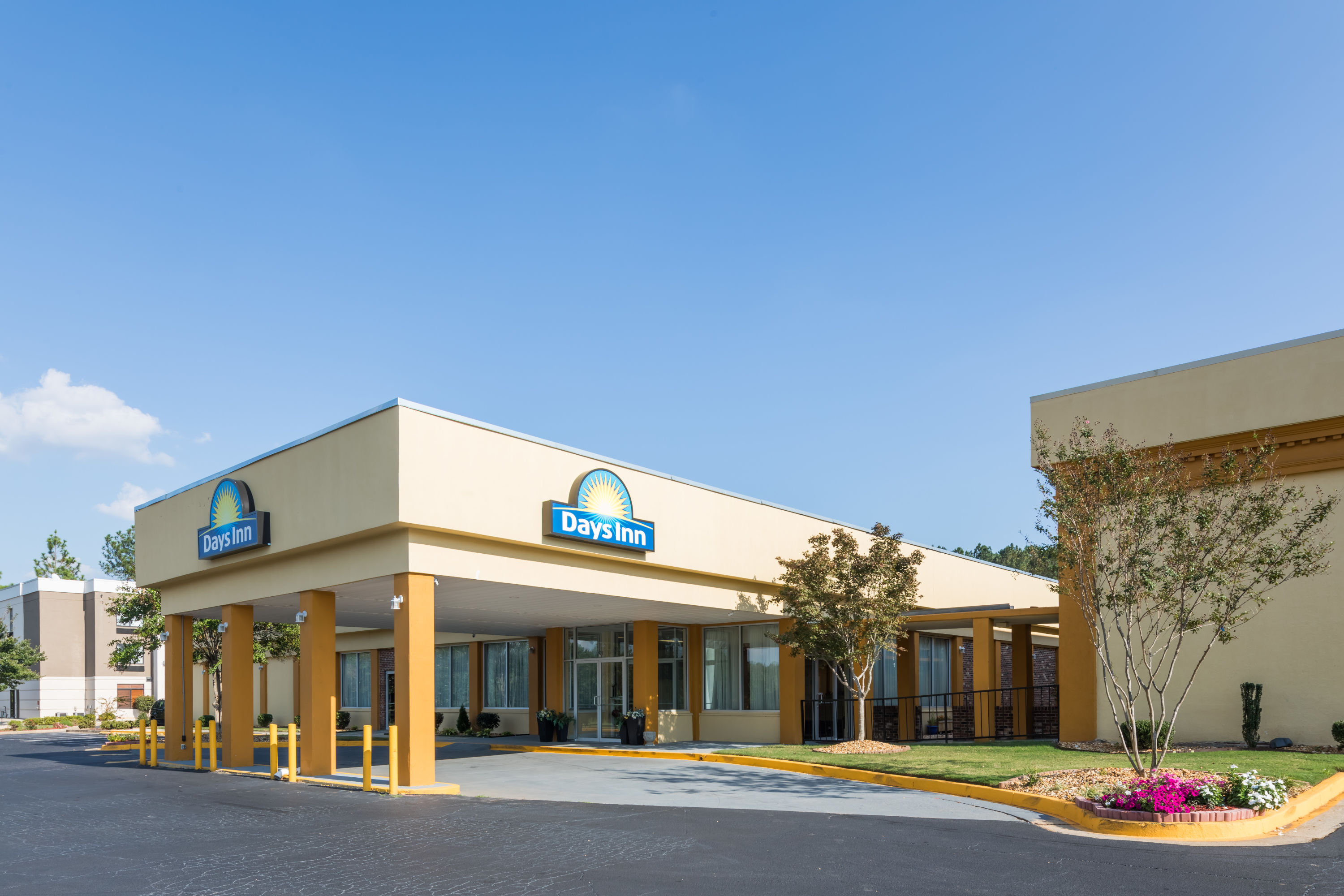 Exterior Day Image of Days Inn by Wyndham Madison hotel in Madison, Georgia